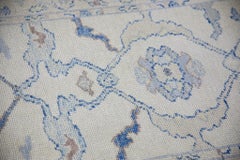 Tapis d'Oushak turc en laine à fleurs crème et bleues tissé à la main 3'1" x 7'4".