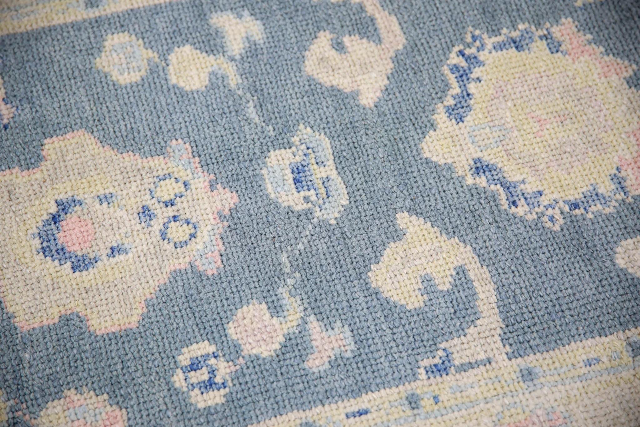 Dieser moderne türkische Oushak-Teppich ist ein atemberaubendes Kunstwerk, das von erfahrenen Kunsthandwerkern mit traditionellen Techniken handgewebt wurde. Der Teppich weist komplizierte Muster und eine weiche Farbpalette auf, die durch die