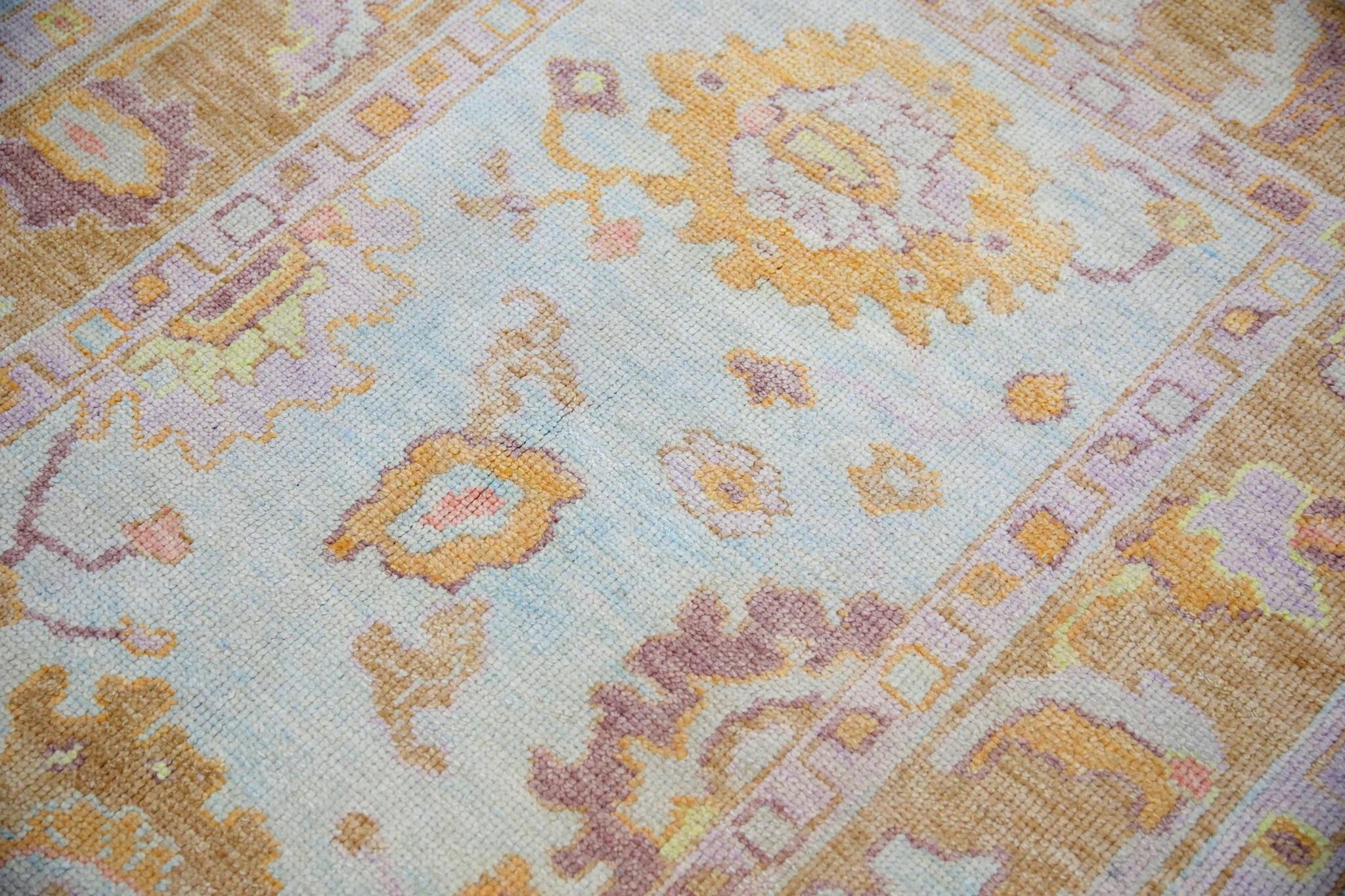 Dieser moderne türkische Oushak-Teppich ist ein atemberaubendes Kunstwerk, das von erfahrenen Kunsthandwerkern mit traditionellen Techniken handgewebt wurde. Der Teppich weist komplizierte Muster und eine weiche Farbpalette auf, die durch die