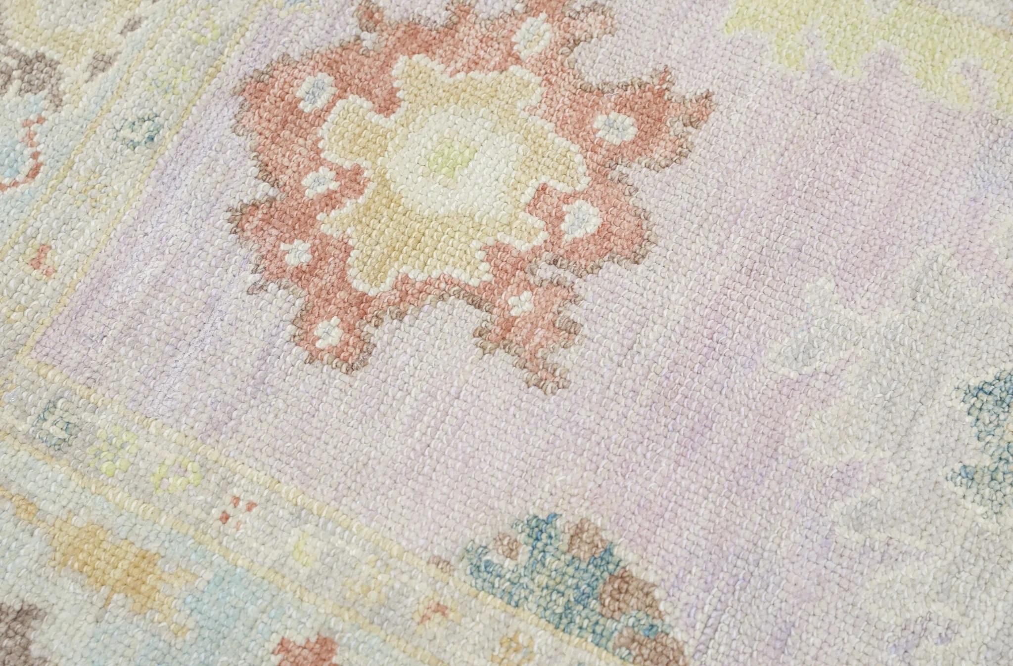 Ce tapis moderne turc Oushak est une œuvre d'art étonnante, tissée à la main selon des techniques traditionnelles par des artisans qualifiés. Le tapis présente des motifs complexes et une palette de couleurs douces obtenue grâce à l'utilisation de