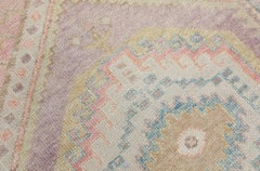 Alfombra turca Oushak de lana tejida a mano multicolor con diseño de medallón 3' x 10'5