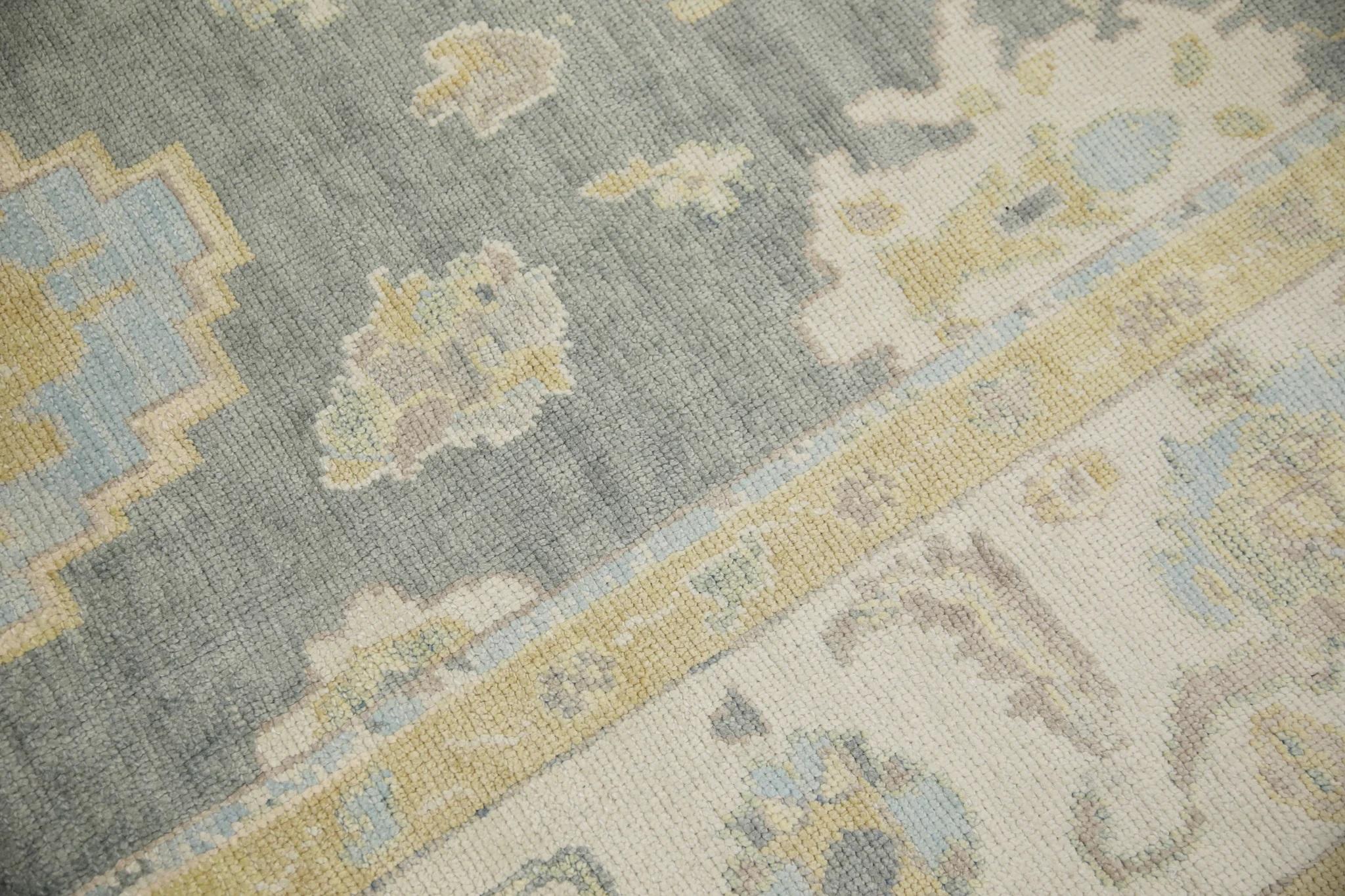 Türkischer Oushak-Teppich aus handgewebter Wolle in Grau & Gelb in floralem Design 7'11