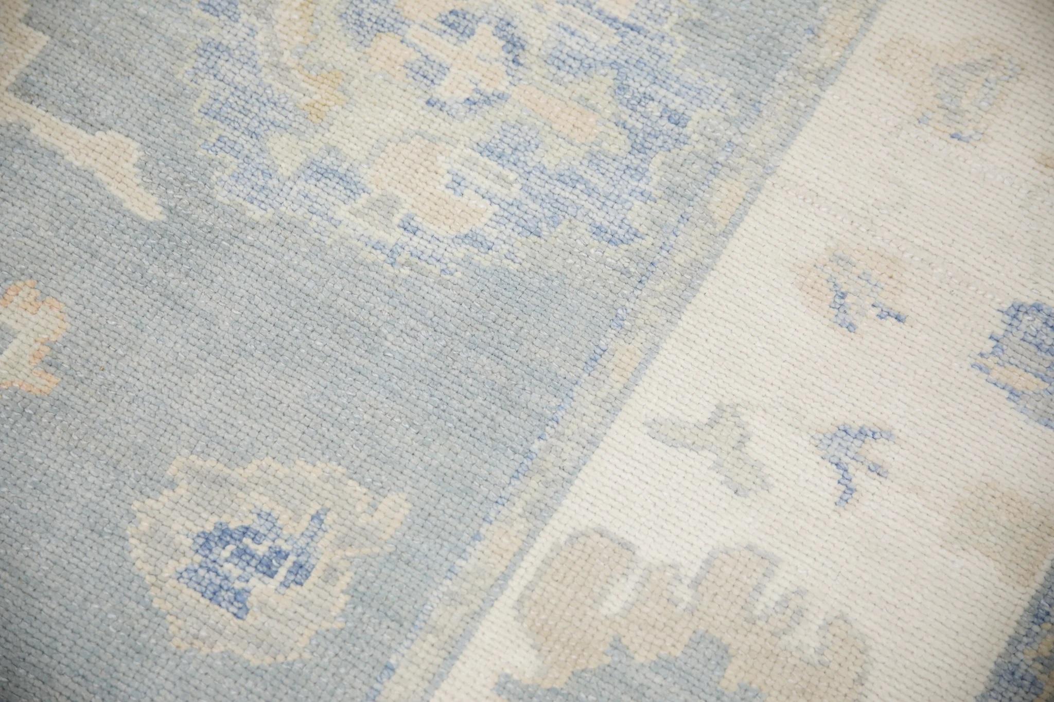 Moderne Tapis turc Oushak en laine tissé à la main à motifs floraux bleus et abricot 7' x 9'5