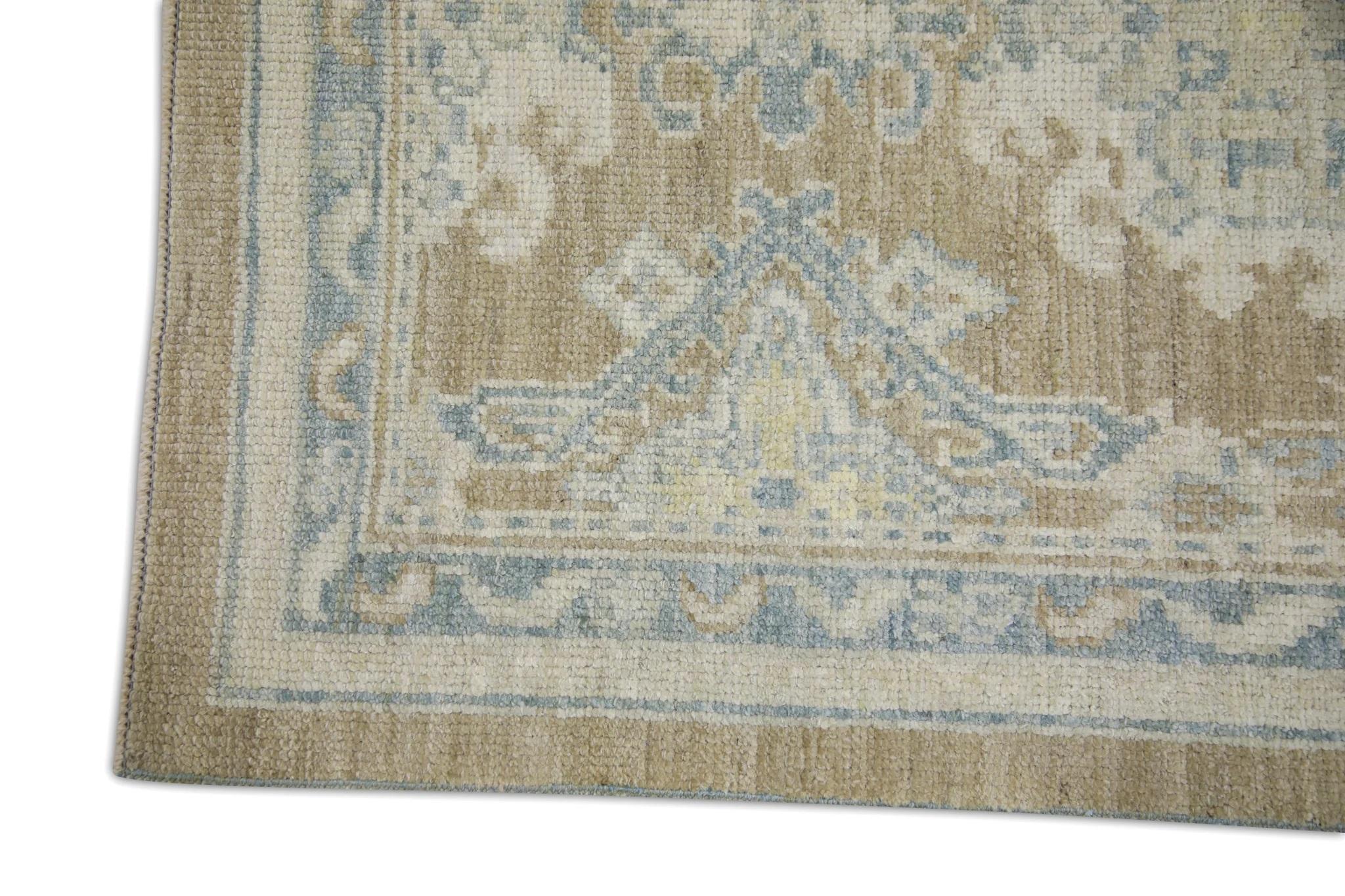 Türkischer Oushak-Teppich aus brauner handgewebter Wolle in blauem, geblümtem Design 2'10