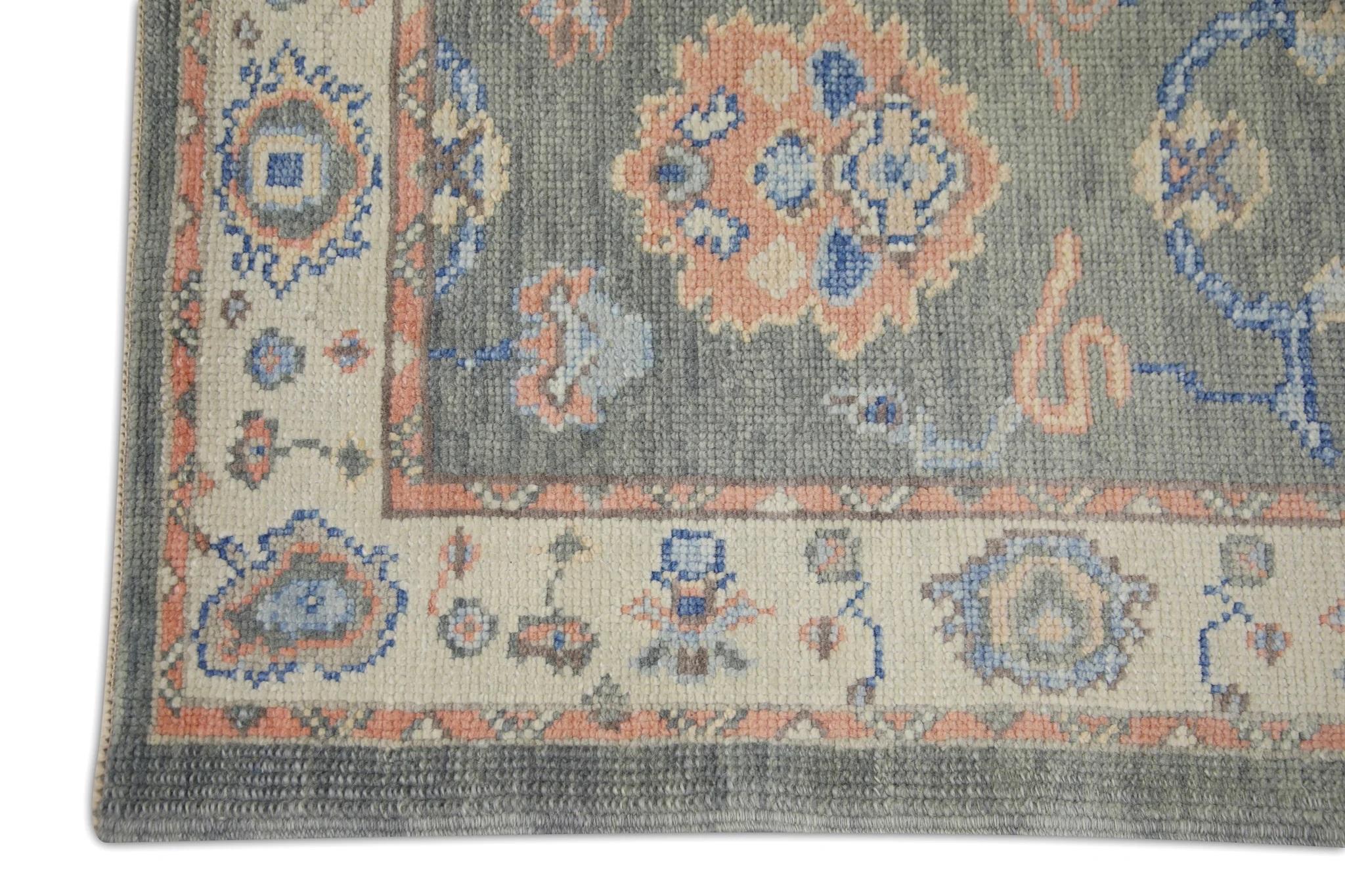 Moderne Tapis turc Oushak en laine grise tissée à la main à motifs floraux roses et bleus 2'7