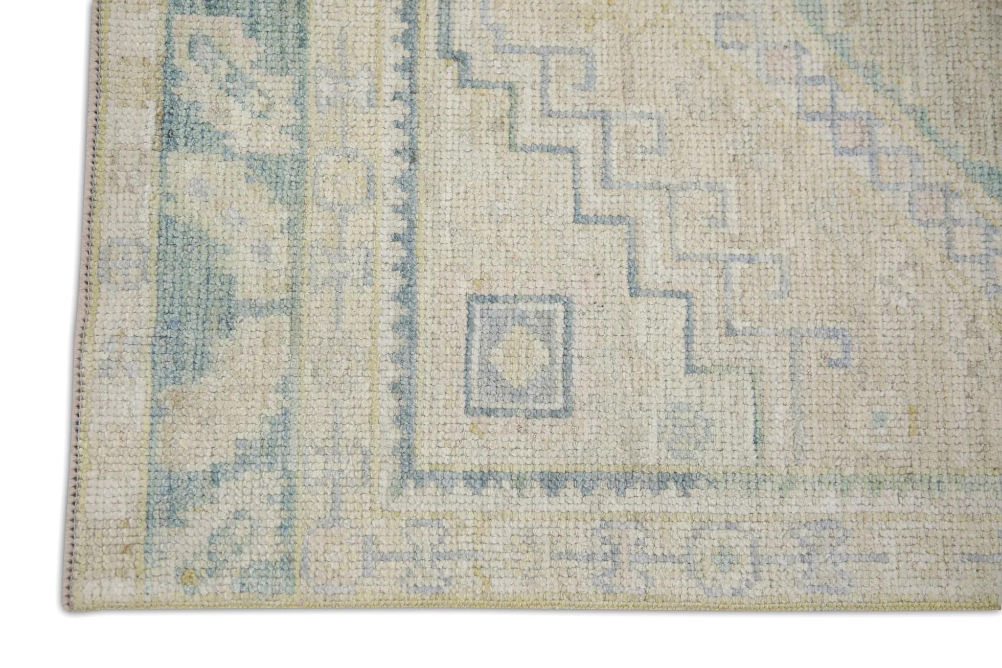 Handgewebter türkischer Oushak-Teppich aus Wolle in Blau und Grün mit Medaillon-Design 2'10