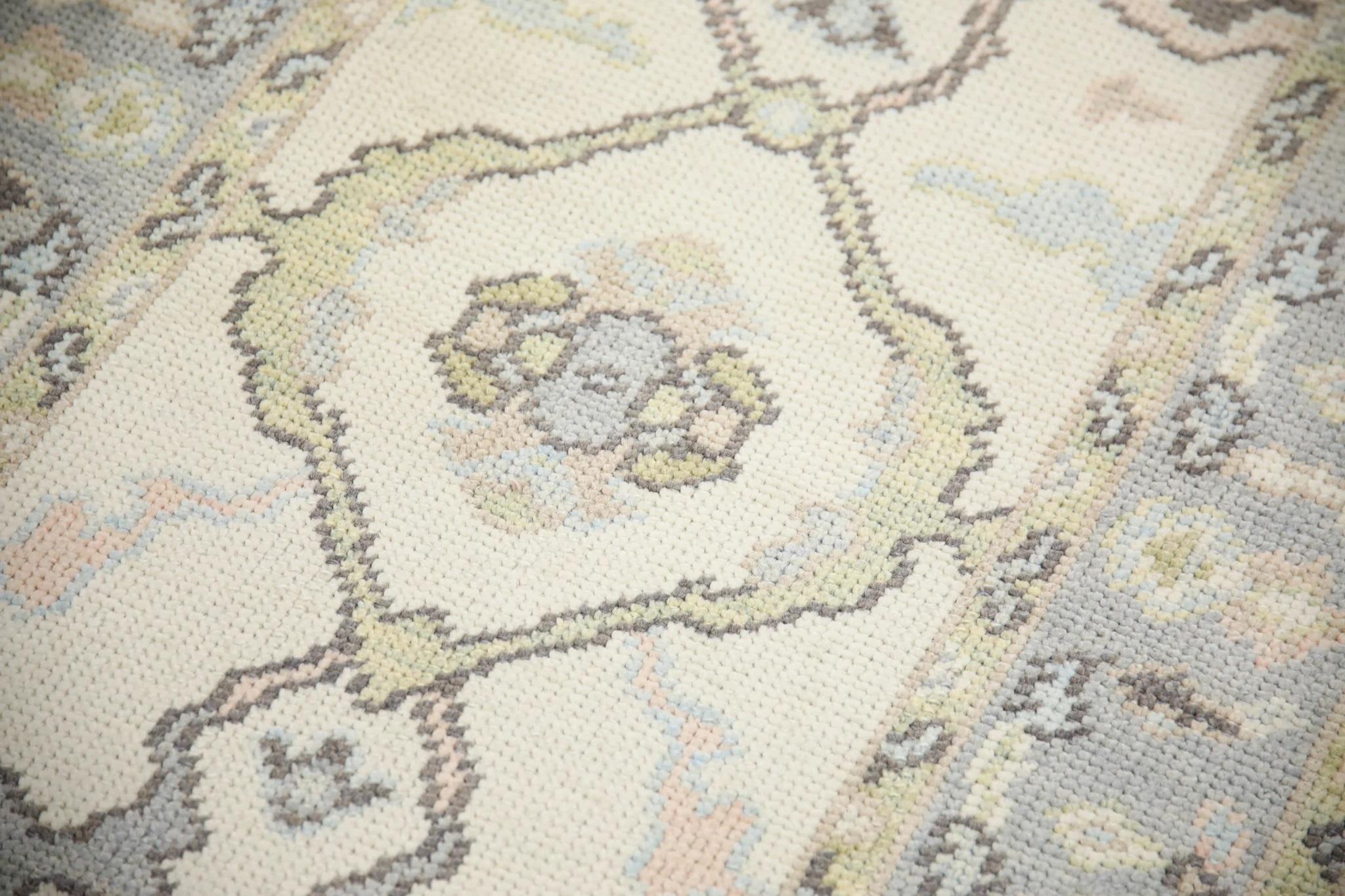 Moderno Tappeto Oushak floreale in lana turca intrecciata a mano in blu, verde e rosa 2'7