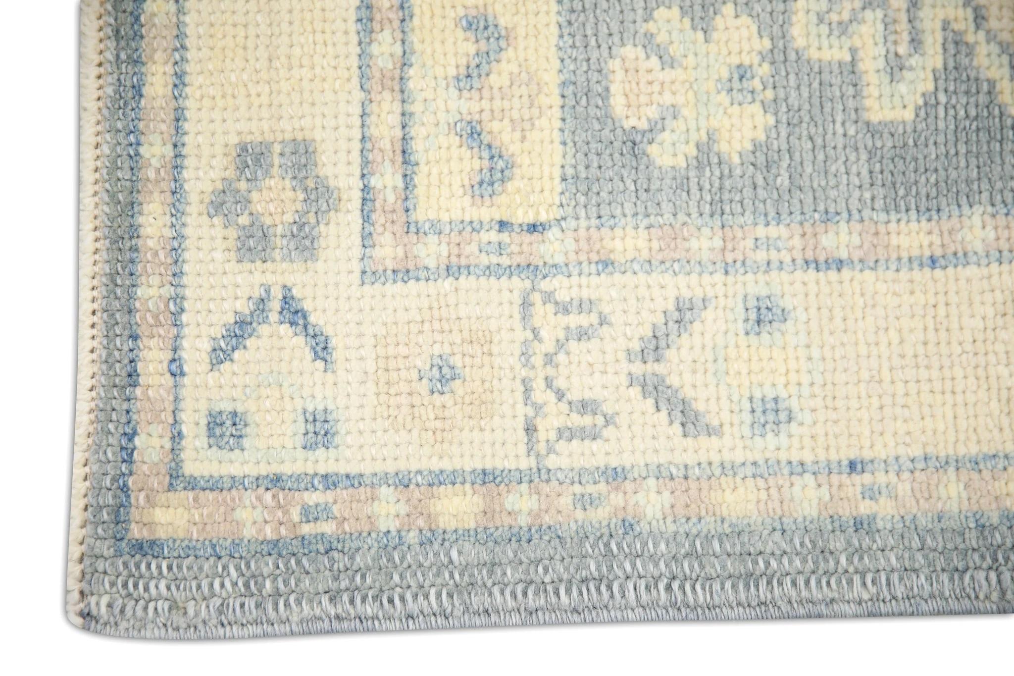 Blauer und rosa geometrischer handgewebter türkischer Oushak-Teppich aus Wolle 2'3
