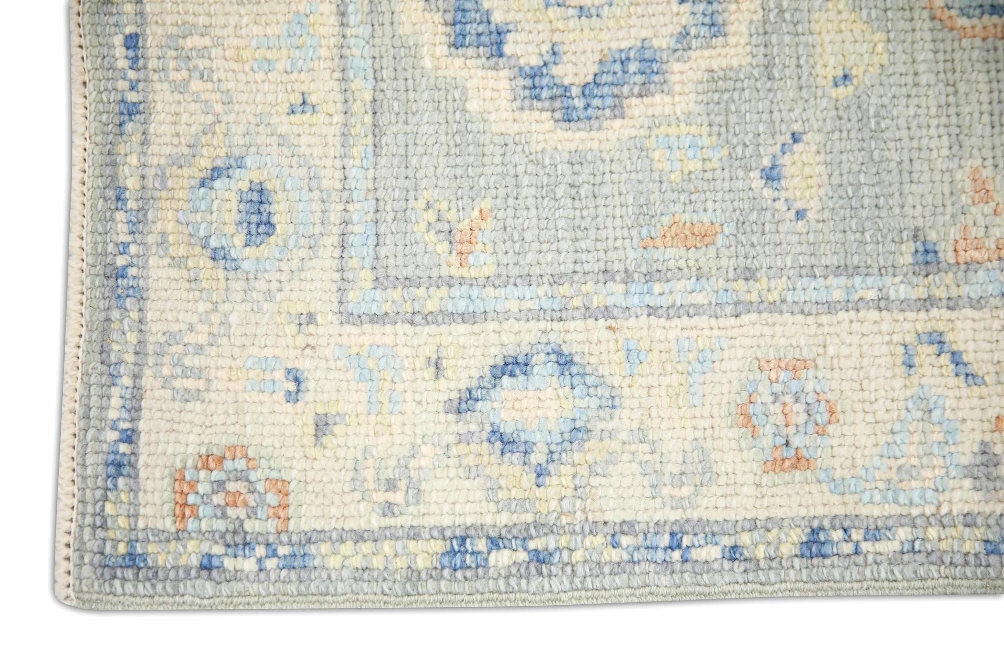 Moderne Tapis turc Oushak en laine bleue tissée à la main à motifs floraux saumon 2'1