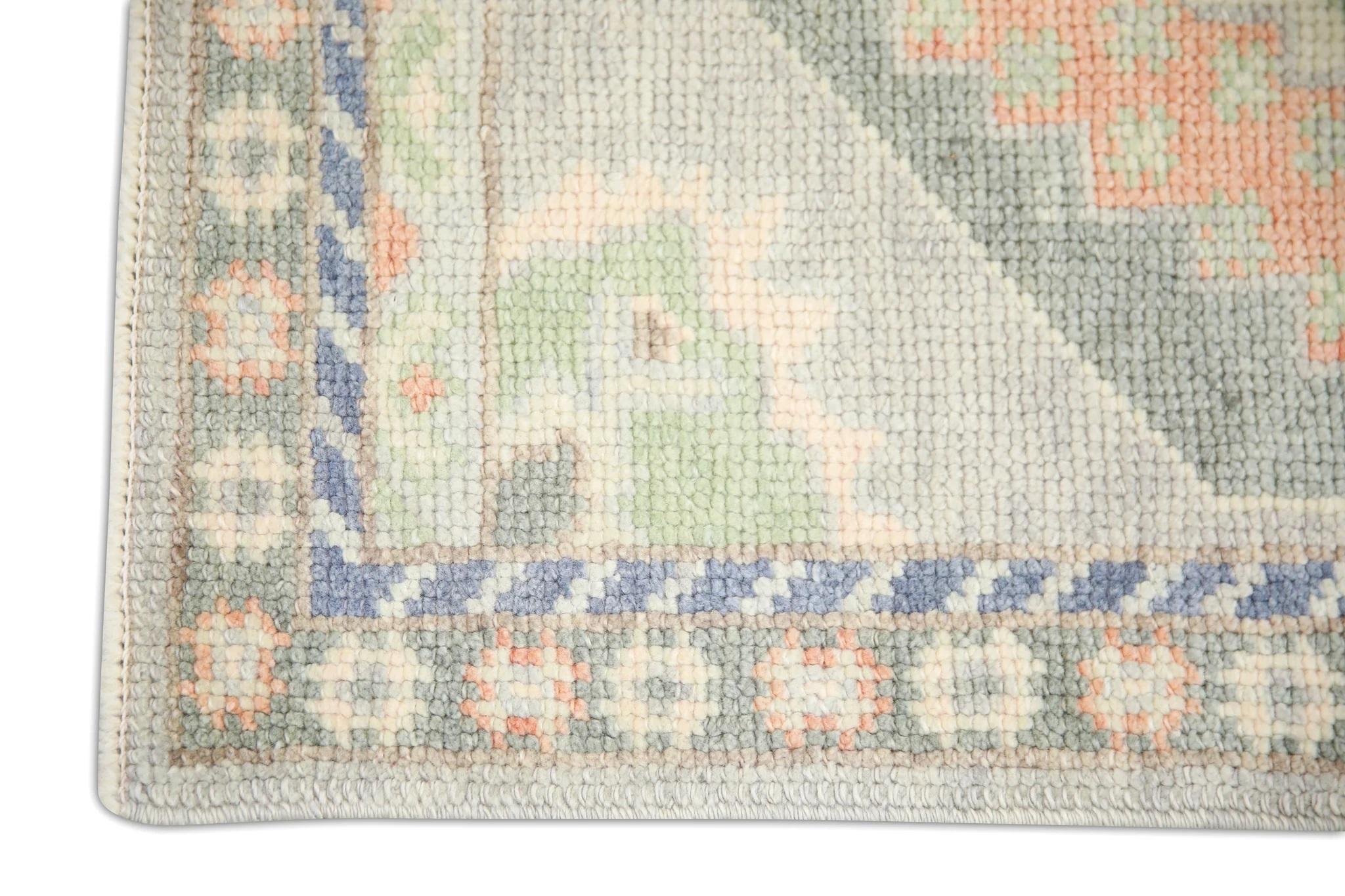 Moderne Tapis turc Oushak en laine tissé à la main à motif de médaillon vert et saumon - 2'2