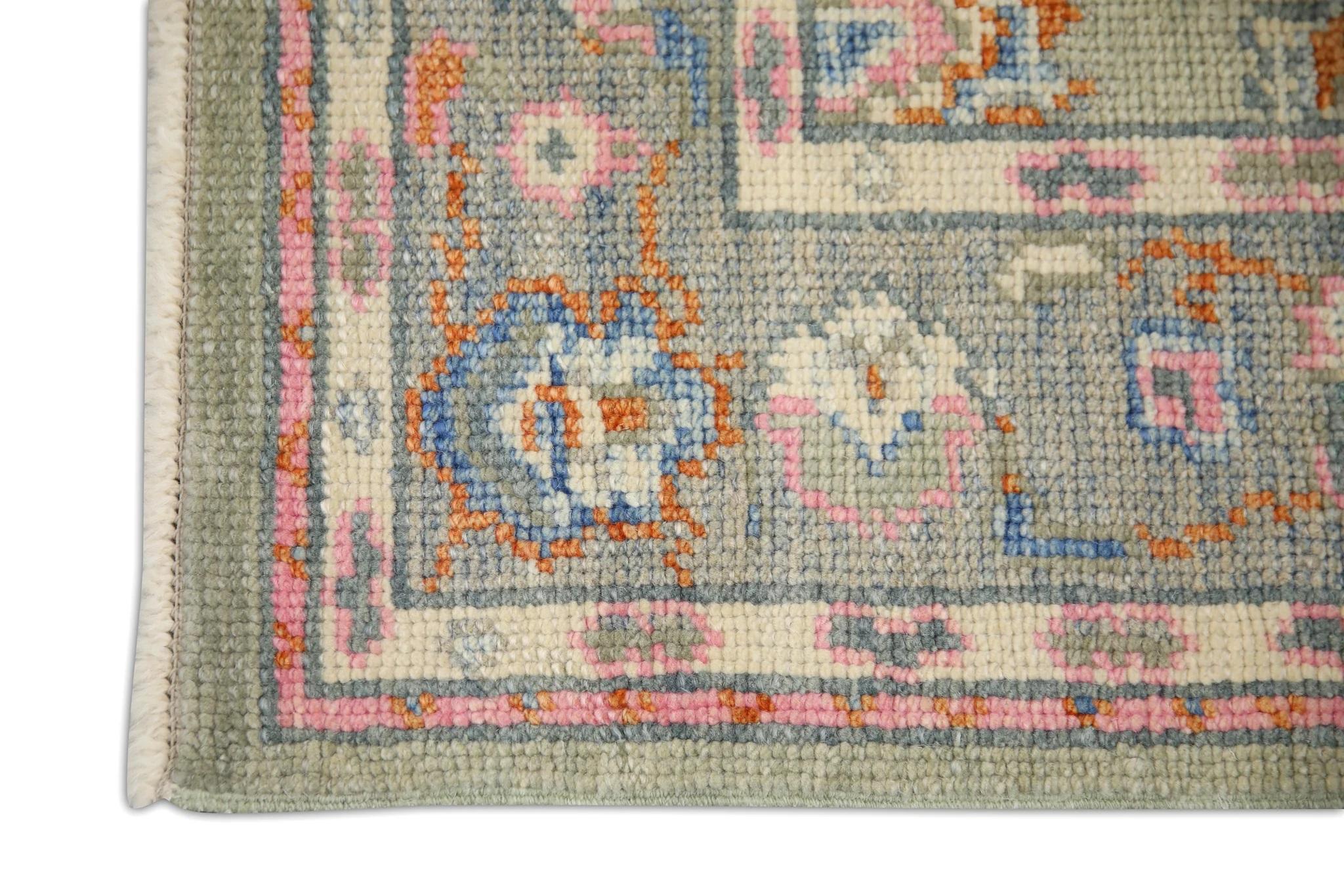 Grüner und rosafarbener handgewebter türkischer Oushak-Teppich aus Wolle mit Blumenmuster 2'11