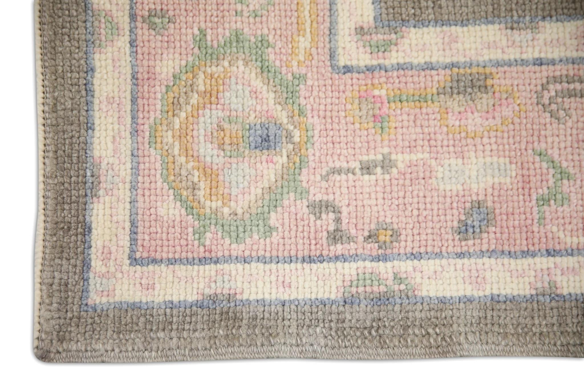 Handgewebter türkischer Oushak-Teppich aus Wolle in Grau und Rosa mit Blumenmuster 3'1