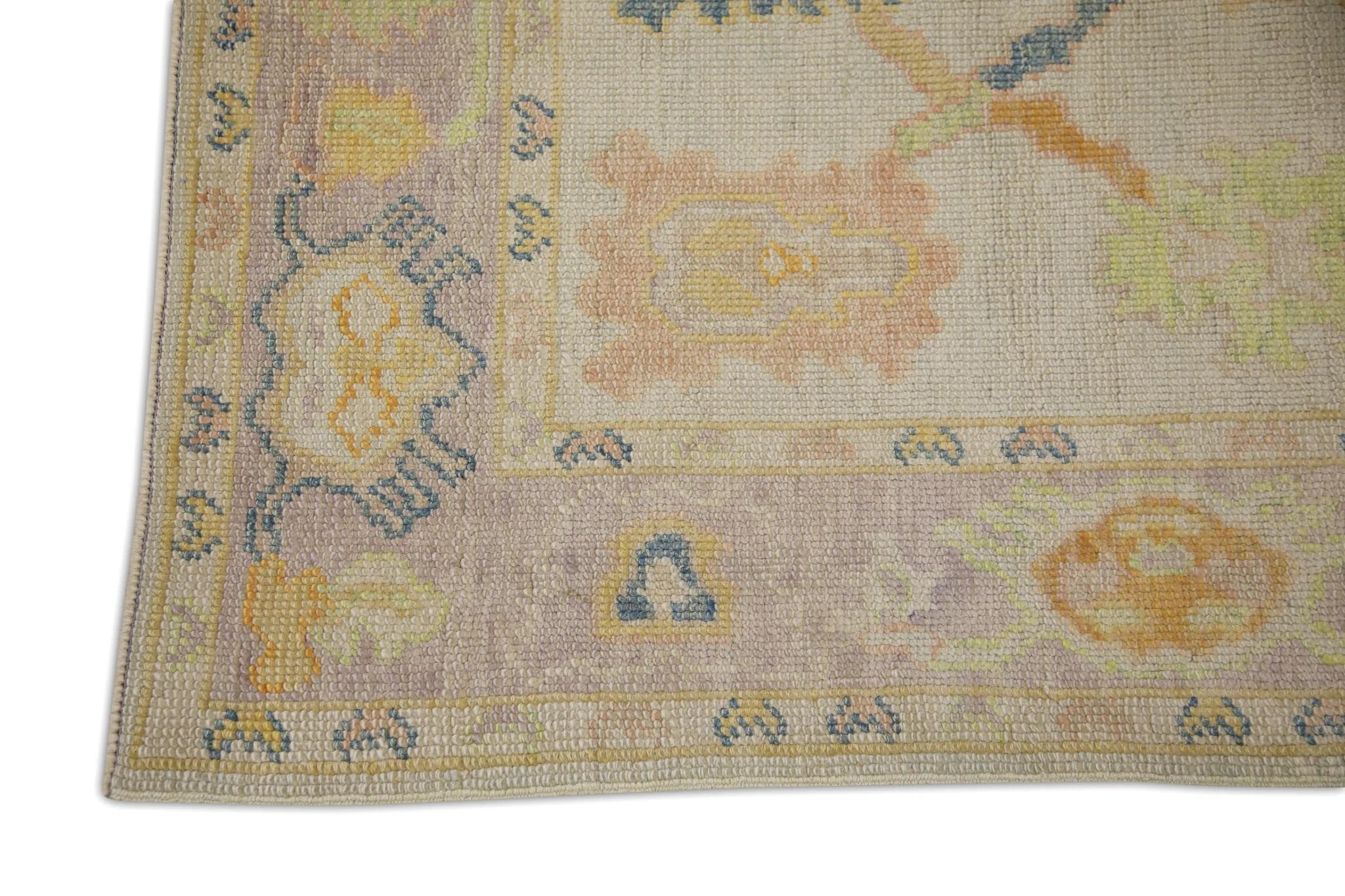 Türkischer Oushak-Teppich aus handgewebter Wolle in Rosa mit mehrfarbigem Blumenmuster 3'10