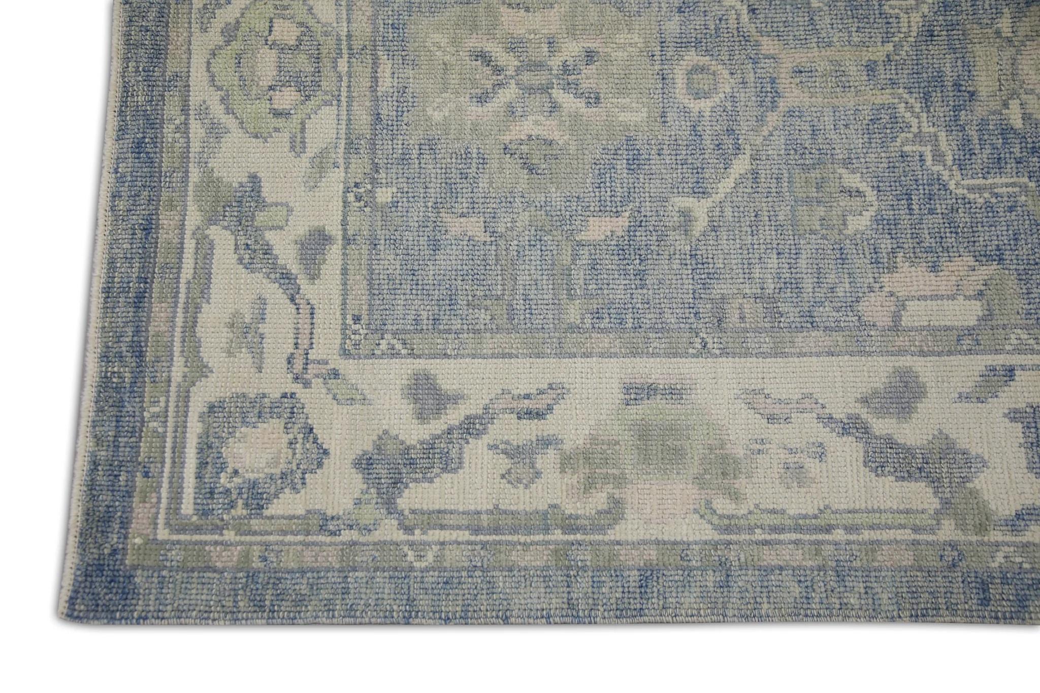 Moderne Tapis turc Oushak en laine bleue tissée à la main avec motif floral vert 4'1