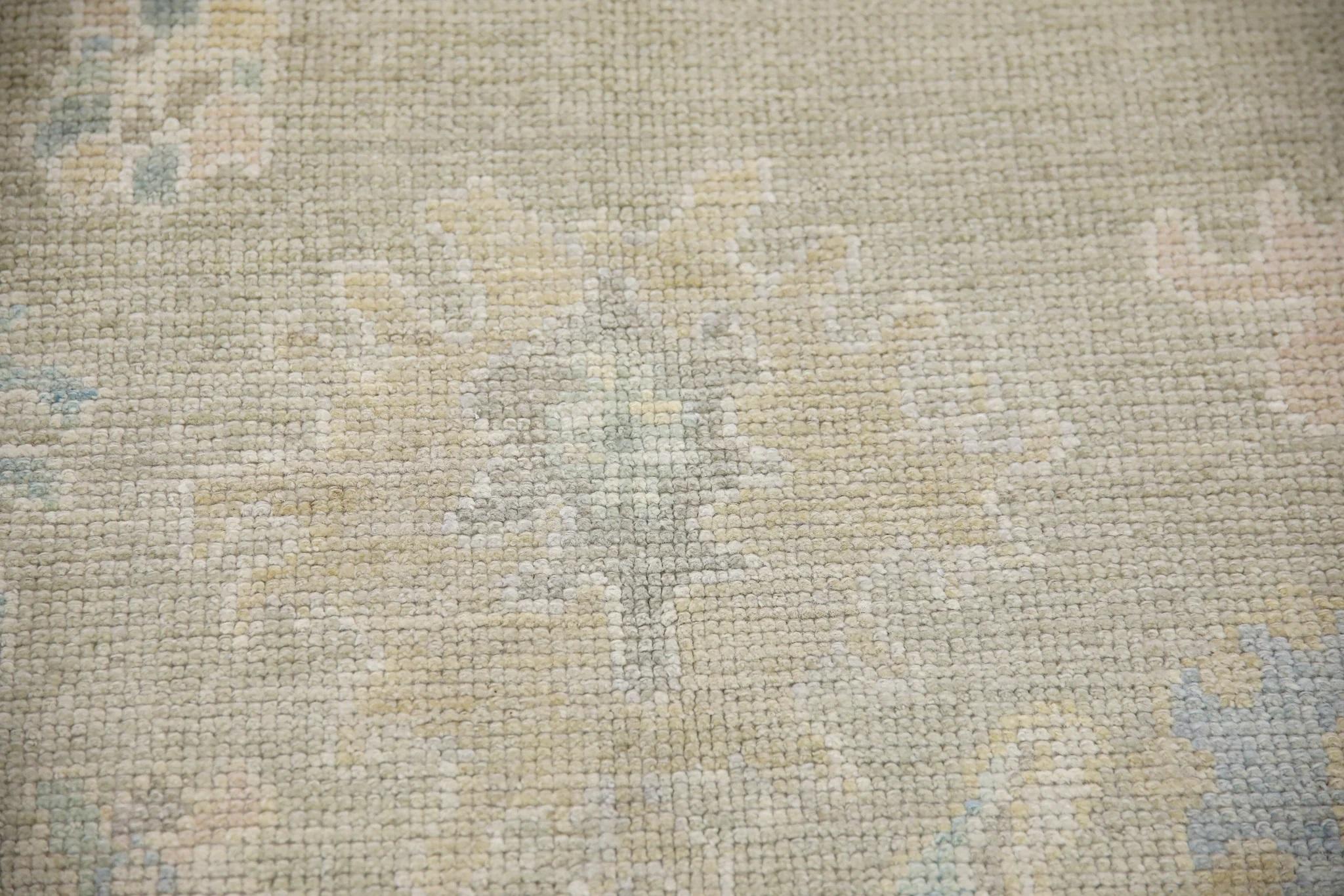 Moderno Tappeto Oushak turco in lana intrecciata a mano con motivi floreali blu e marrone. in vendita