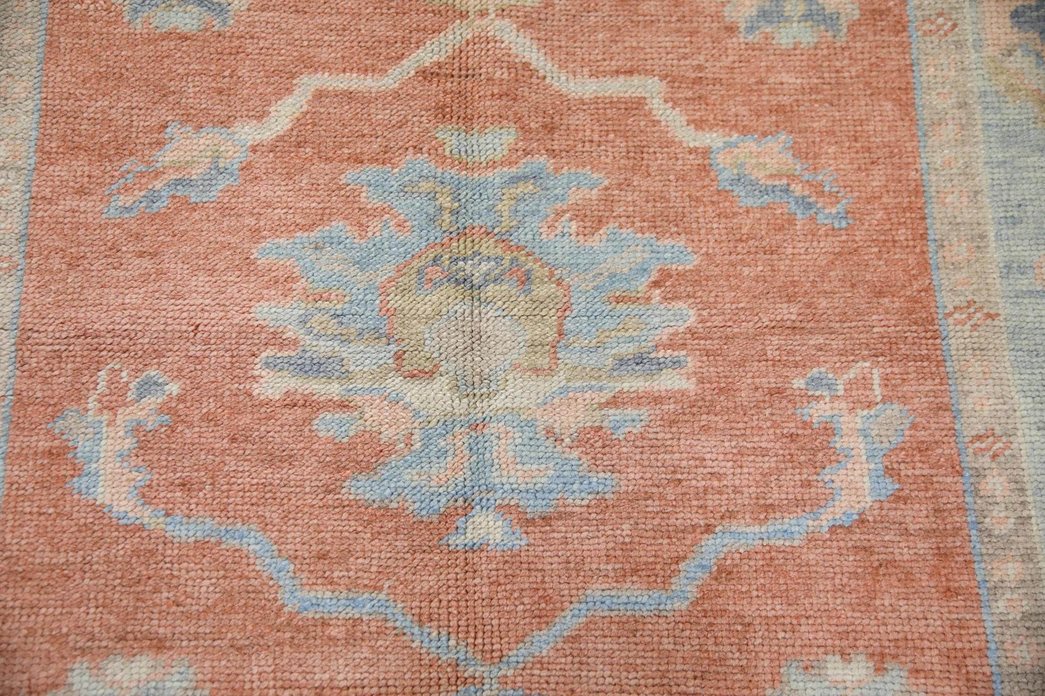 Türkischer Oushak-Teppich aus handgewebter Wolle mit blauem Blumenmuster 4'9