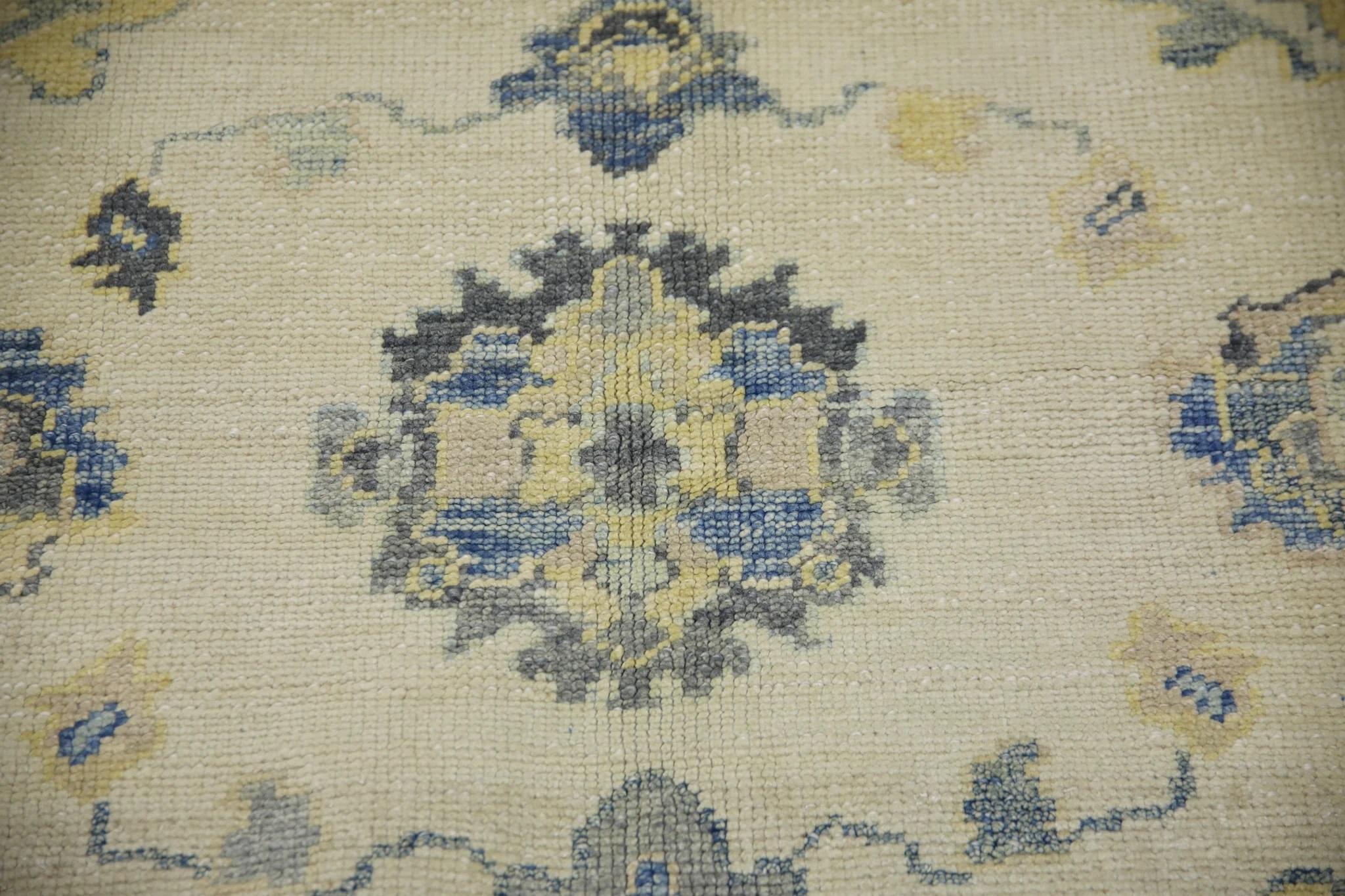 Turc Tapis turc Oushak en laine tissé à la main à motifs floraux bleus et crème 5'11
