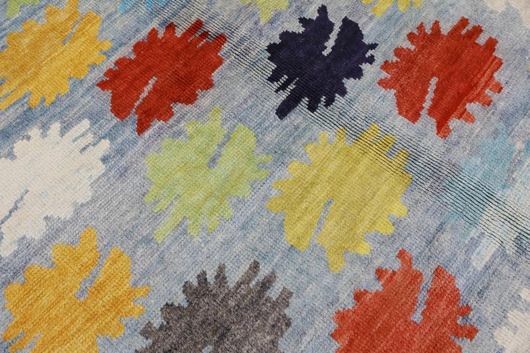 Blauer handgewebter türkischer Oushak-Teppich aus Wolle mit buntem Blumenmuster 8'2