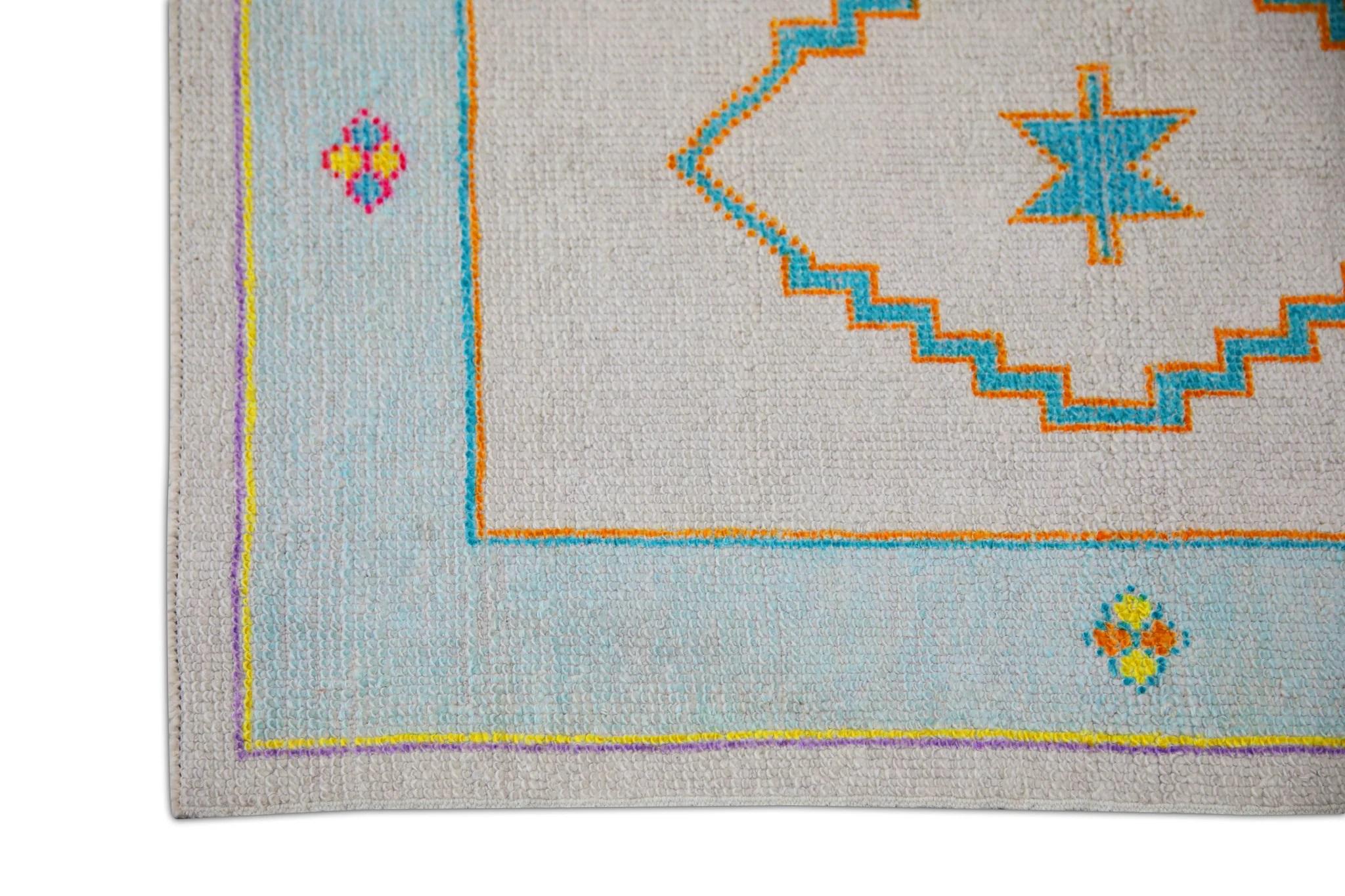 Handgewebter türkischer Oushak-Teppich aus Wolle mit leuchtend bunten geometrischen Mustern 2'6x9'10 (Türkisch) im Angebot