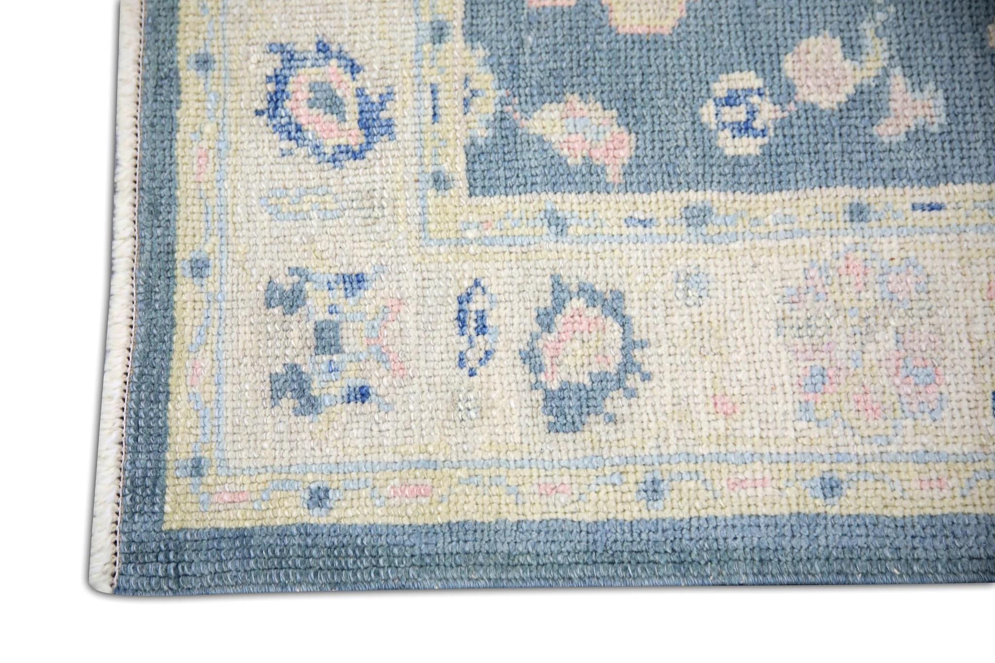 Türkischer Oushak-Teppich aus handgewebter Wolle mit blauem Blumenmuster 3'1