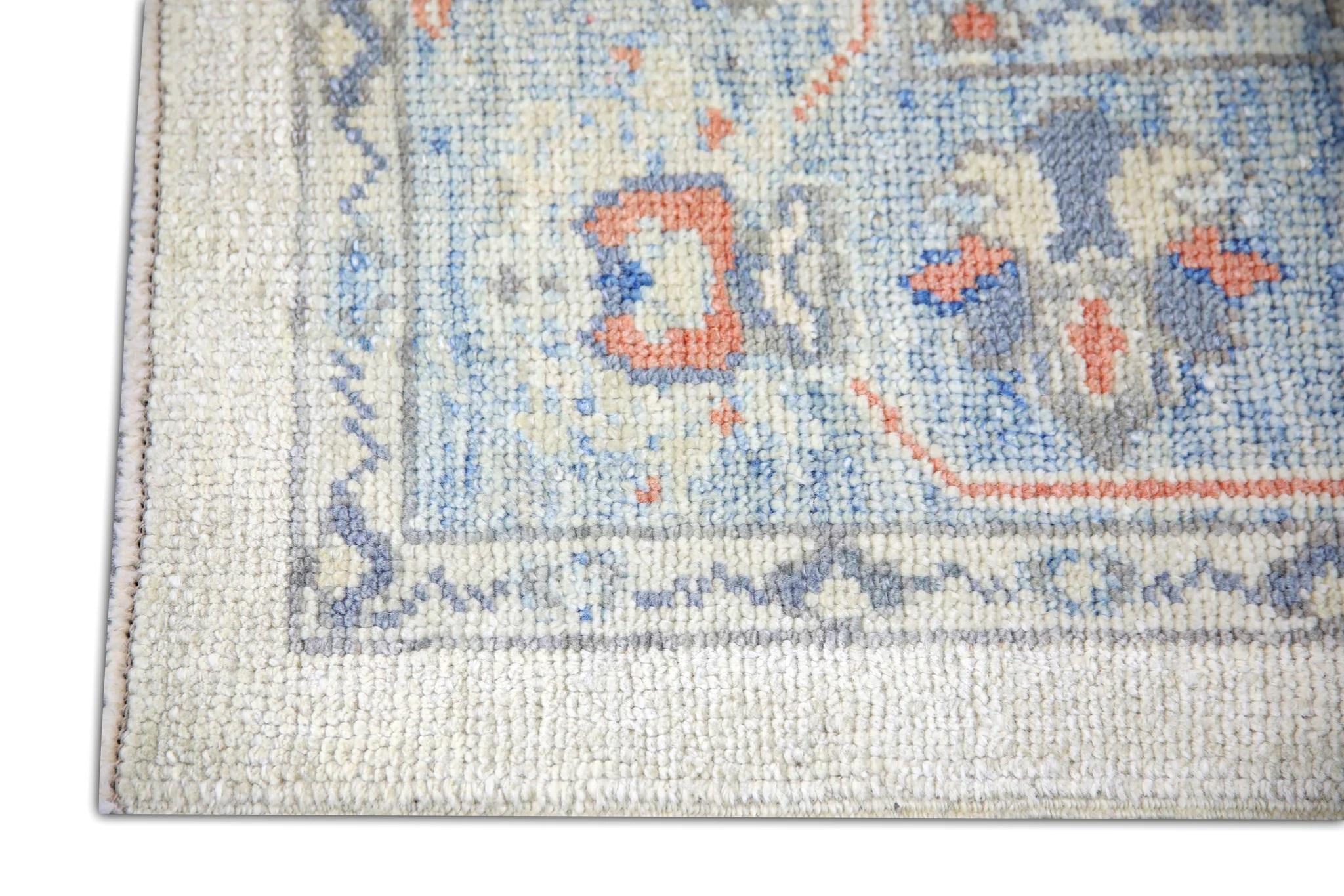 Türkischer Oushak-Teppich aus handgewebter Wolle in Pastellblau mit Blumenmuster, 4'2