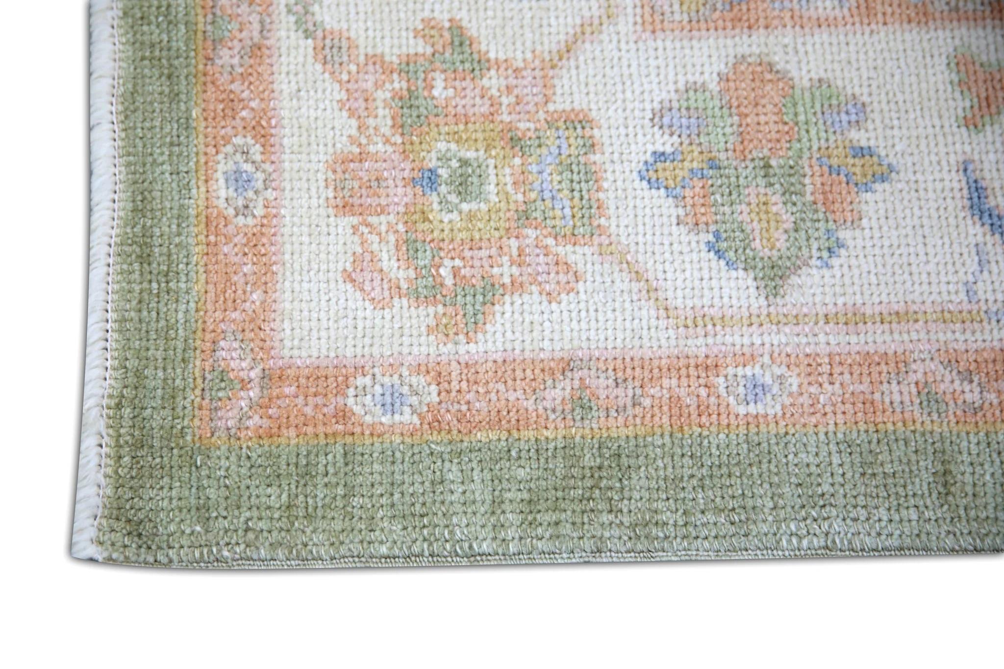 Türkischer Oushak-Teppich aus handgewebter Wolle mit lachsfarbenem, geblümtem Design, 4'3