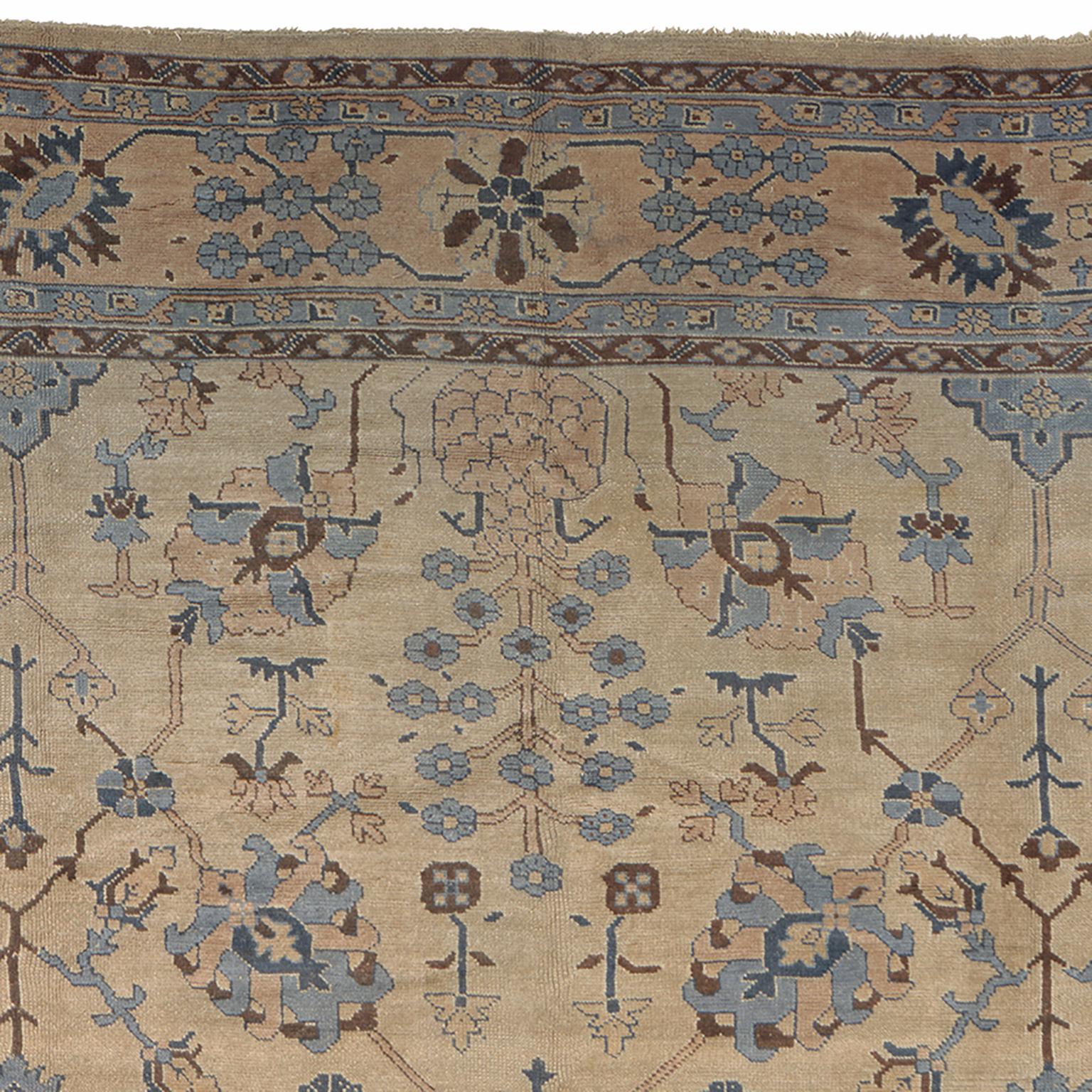 Early 20th Century Turkish Oushak Rug In Good Condition For Sale In New York, NY