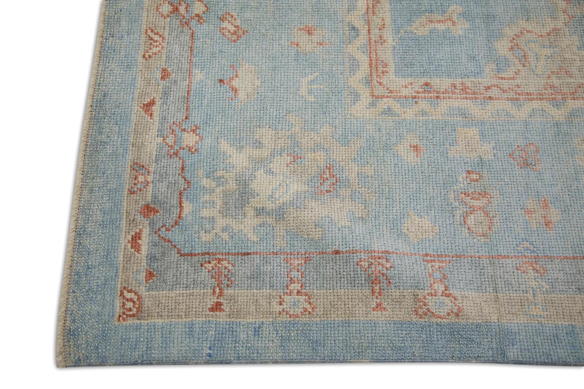 Blauer handgewebter türkischer Oushak-Teppich aus Wolle mit rotem Blumenmuster 8'4