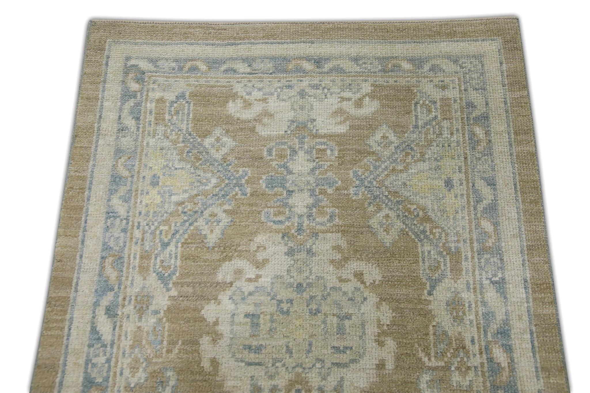 Türkischer Oushak-Teppich aus brauner handgewebter Wolle in blauem, geblümtem Design 2'10