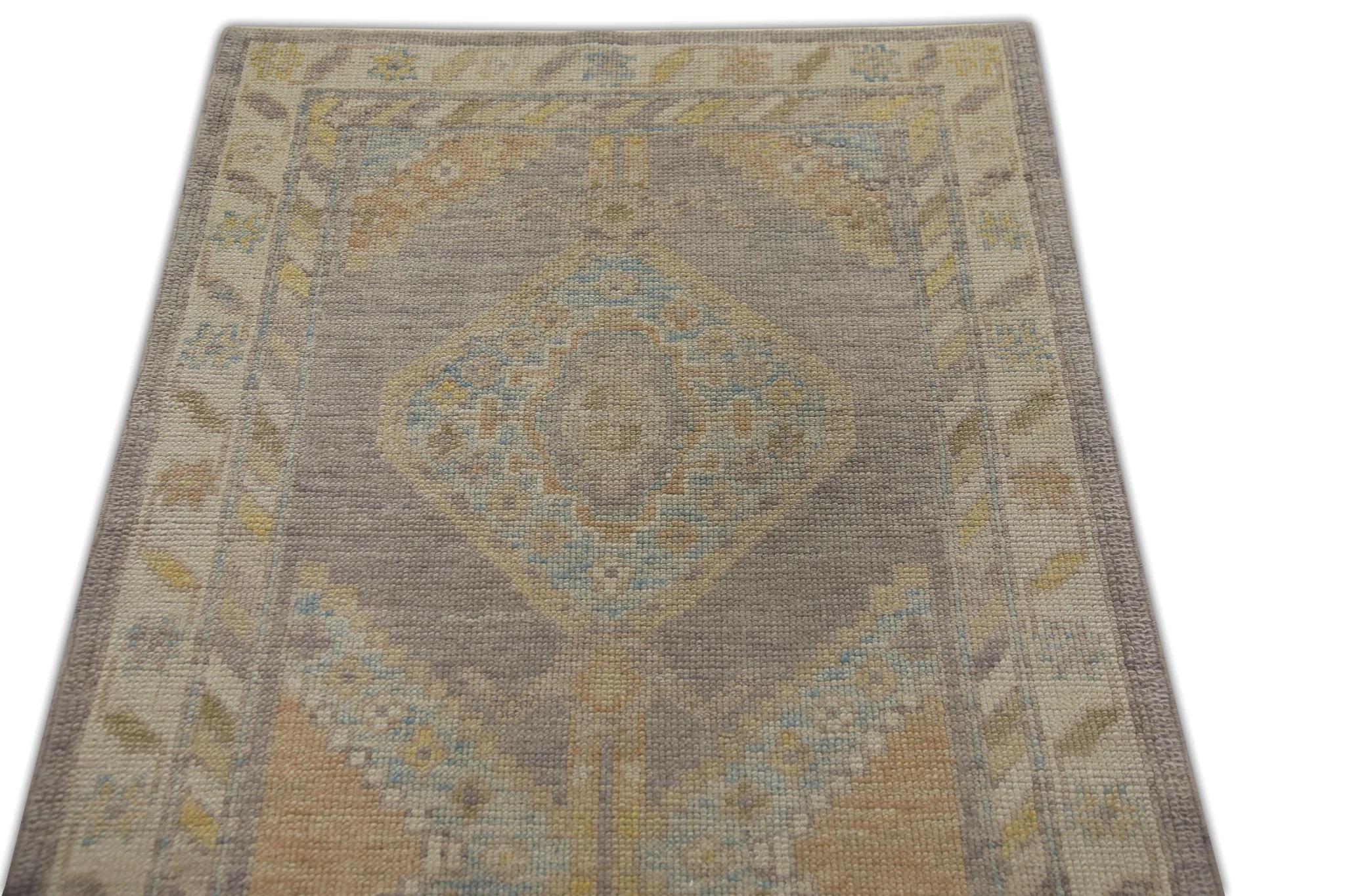 Türkischer Oushak-Teppich aus handgewebter Wolle in Violett in mehrfarbigem Medaillon-Design, 3' x 9' (Pflanzlich gefärbt) im Angebot