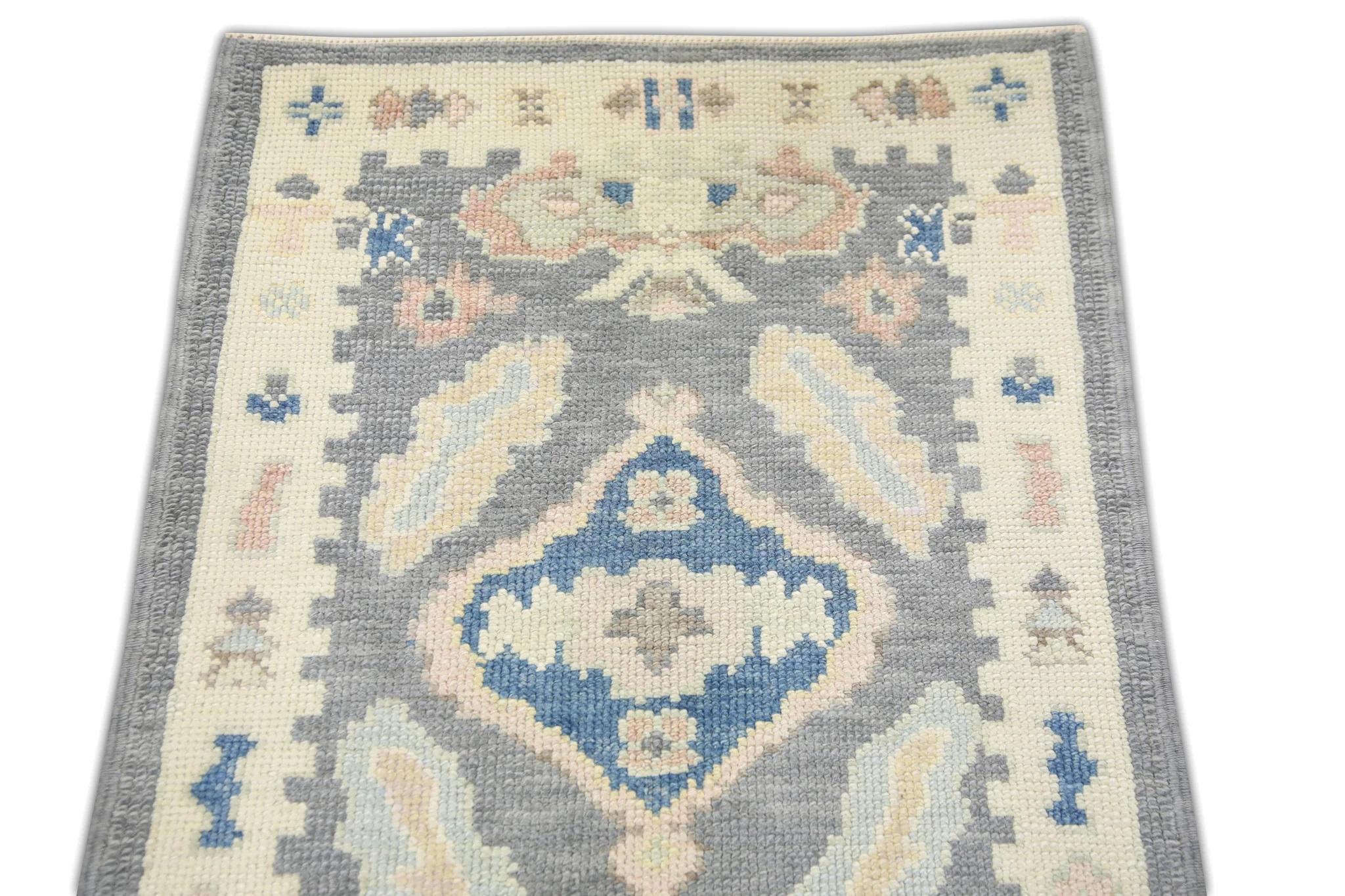 Geometrischer handgewebter türkischer Oushak-Teppich aus Wolle in Grau und Rosa 2'2