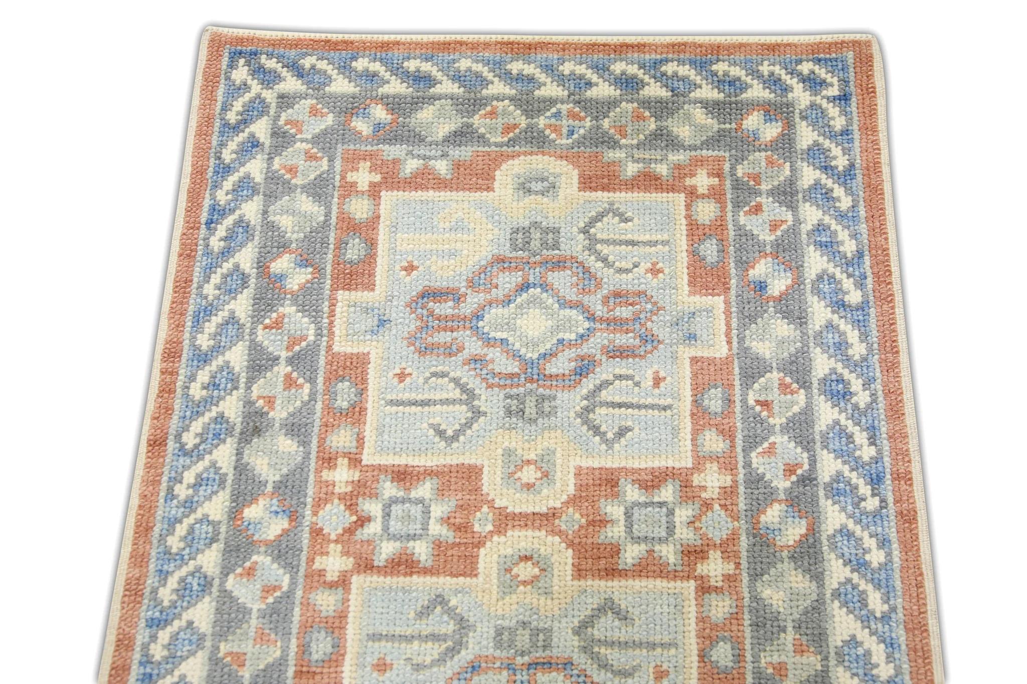 Handgewebter türkischer Oushak-Teppich aus Wolle mit geometrischem Muster in Blau und Rot 2'4