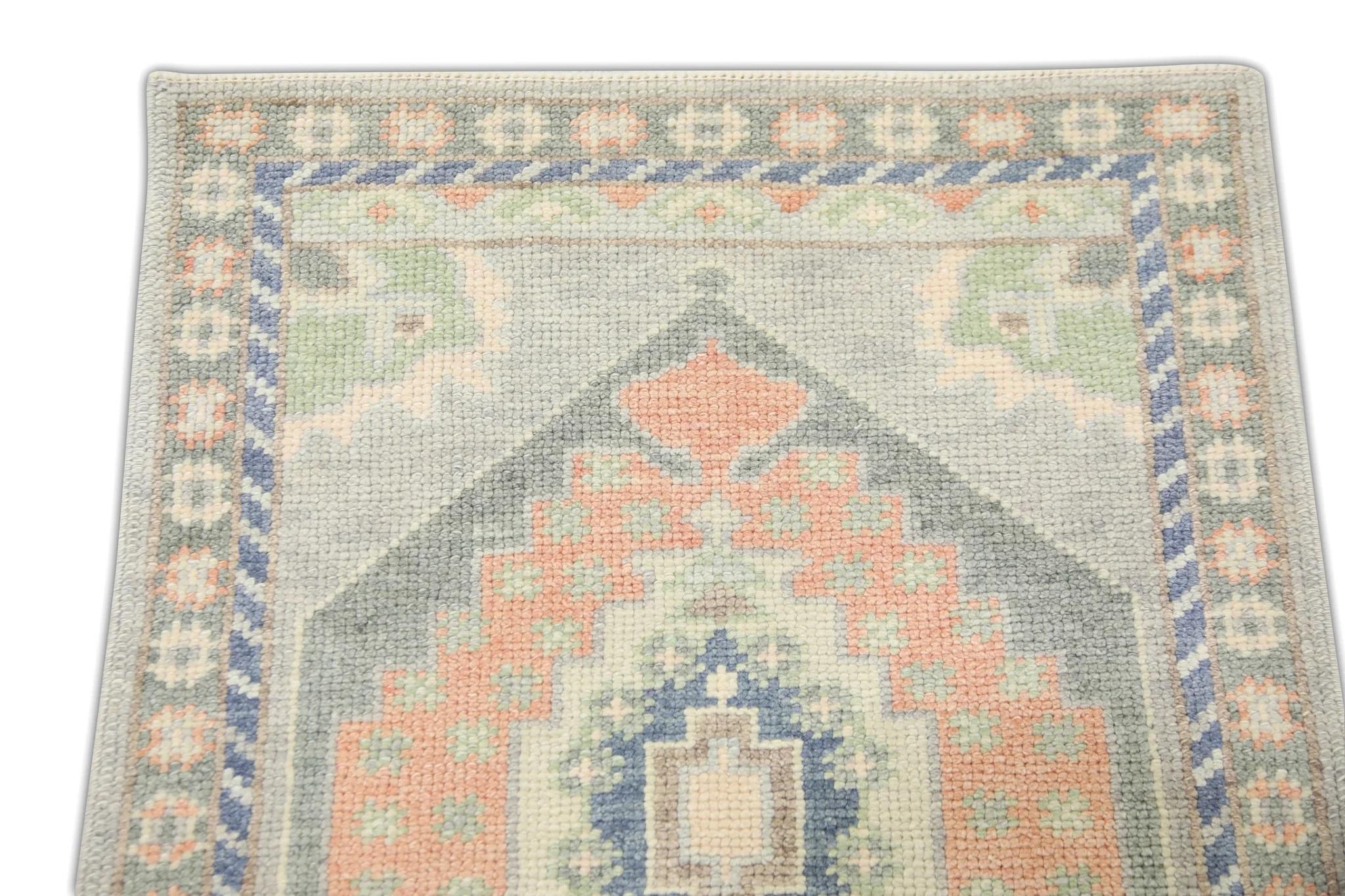 Türkischer Oushak-Teppich aus Wolle mit grünem und lachsfarbenem Medaillon-Design, 2'2