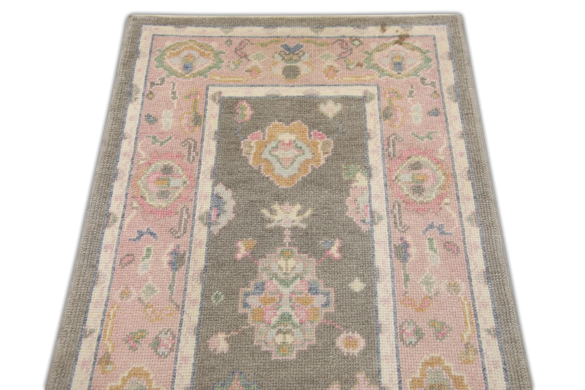 Handgewebter türkischer Oushak-Teppich aus Wolle in Grau und Rosa mit Blumenmuster 3'1