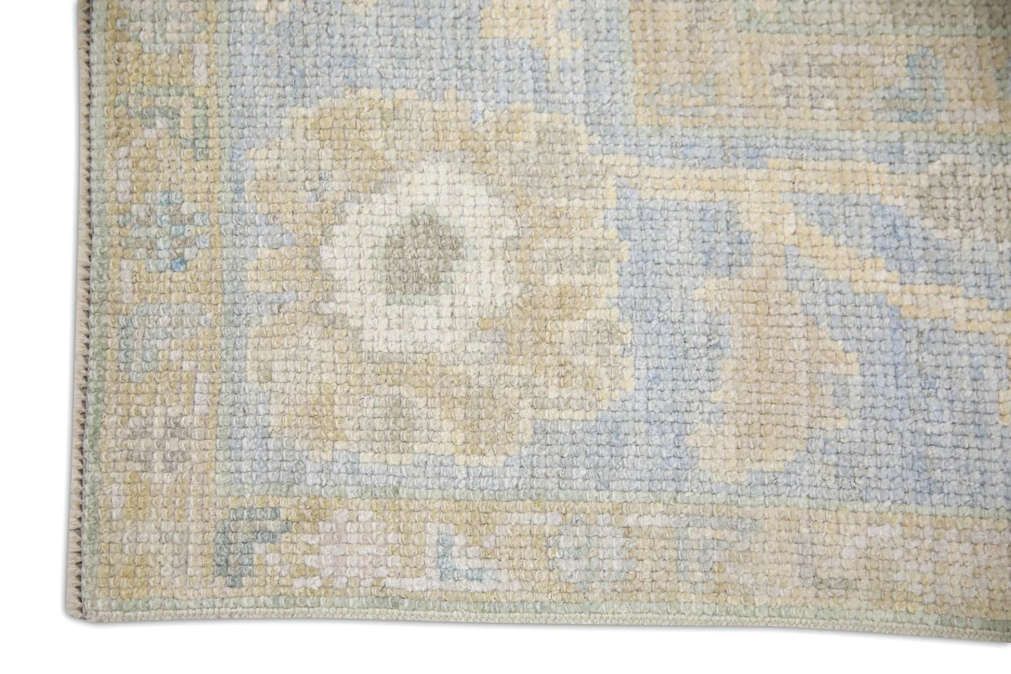 Turco Tappeto Oushak turco in lana intrecciata a mano con motivi floreali blu e marrone. in vendita