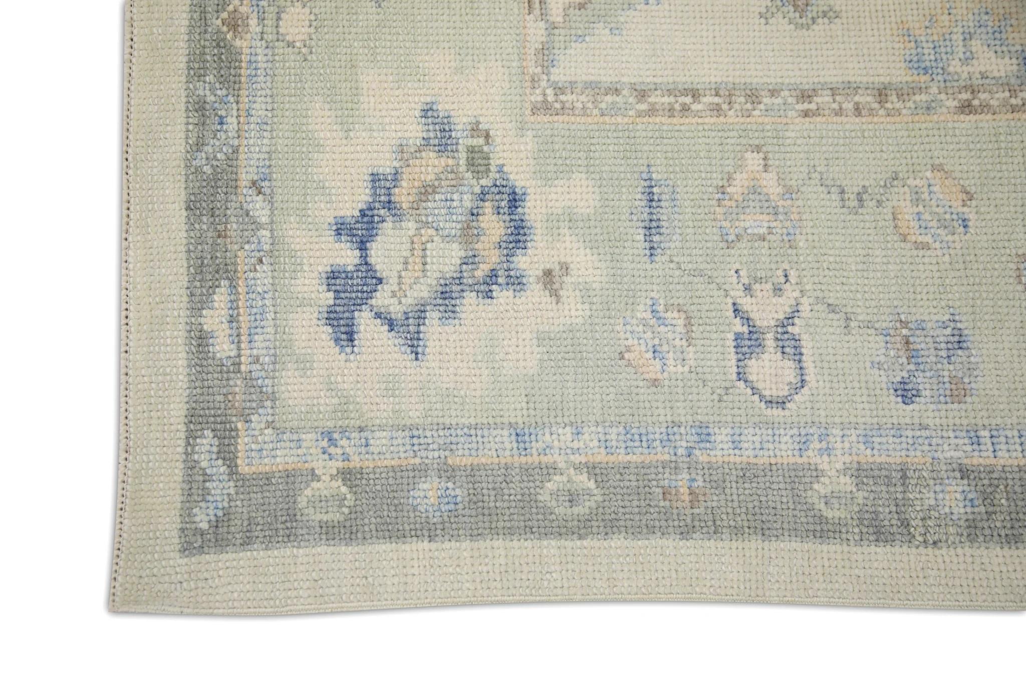 Grüner handgewebter türkischer Oushak-Teppich aus Wolle mit blauem Blumenmuster 6'1