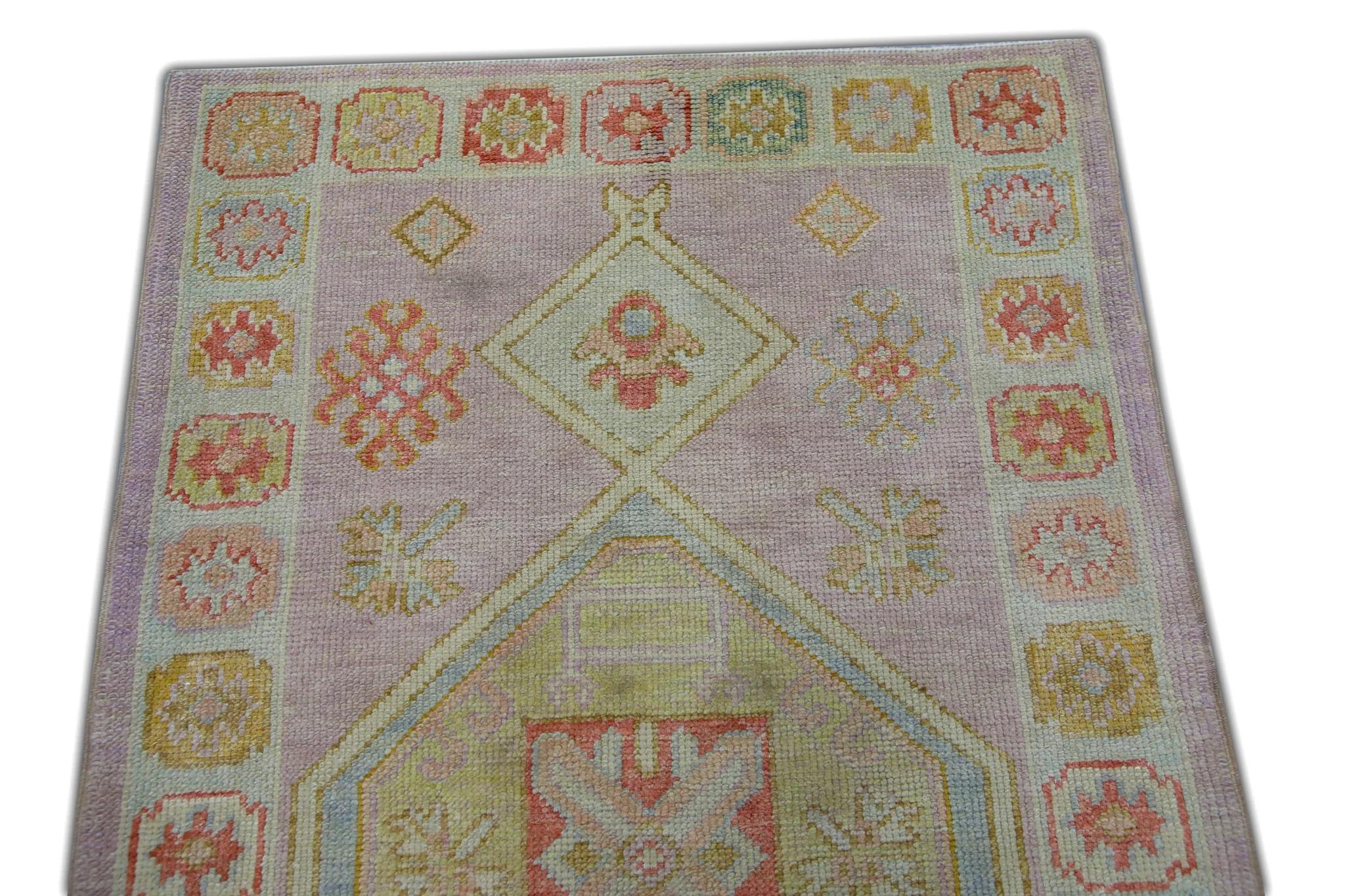 Handgewebter türkischer Oushak-Teppich aus Wolle in Weichrosa mit geometrischem Medaillon 3'1