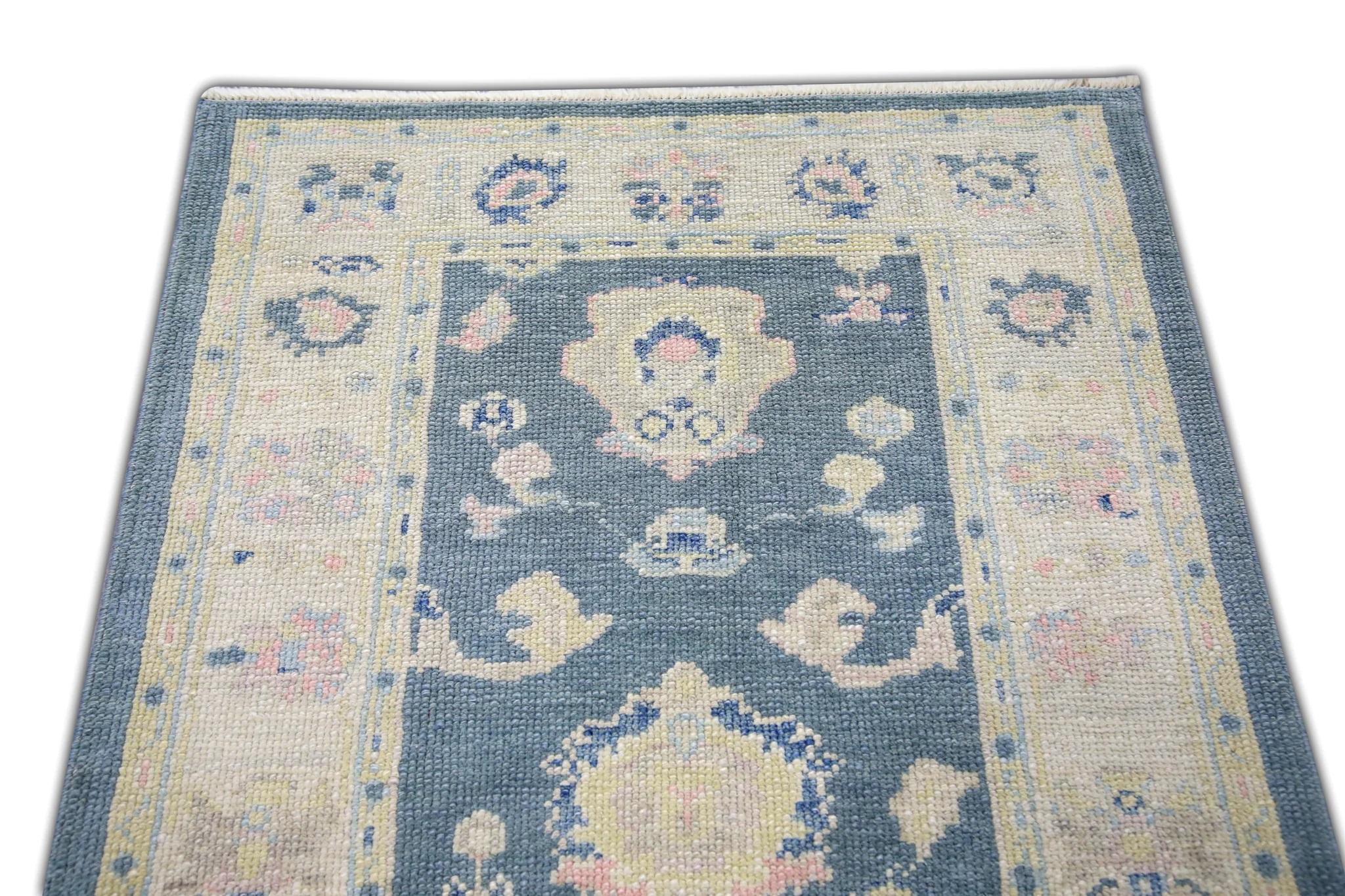 Türkischer Oushak-Teppich aus handgewebter Wolle mit blauem Blumenmuster 3'1