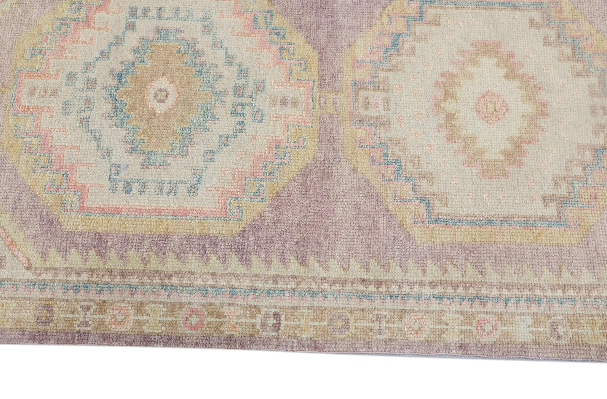 Mehrfarbiger handgewebter türkischer Oushak-Teppich aus Wolle mit Medaillon-Design 3' x 10'5
