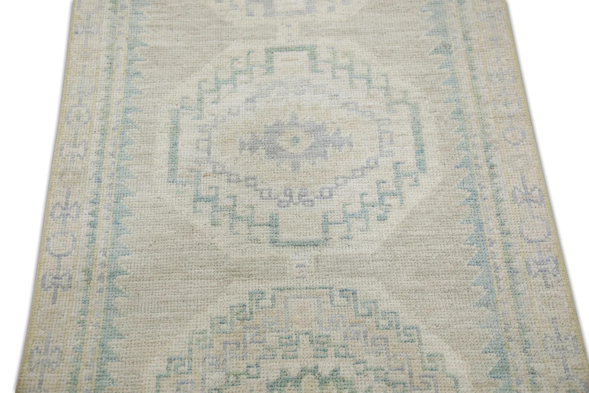 Handgewebter türkischer Oushak-Teppich aus Wolle in Blau und Grün mit Medaillon-Design 2'10