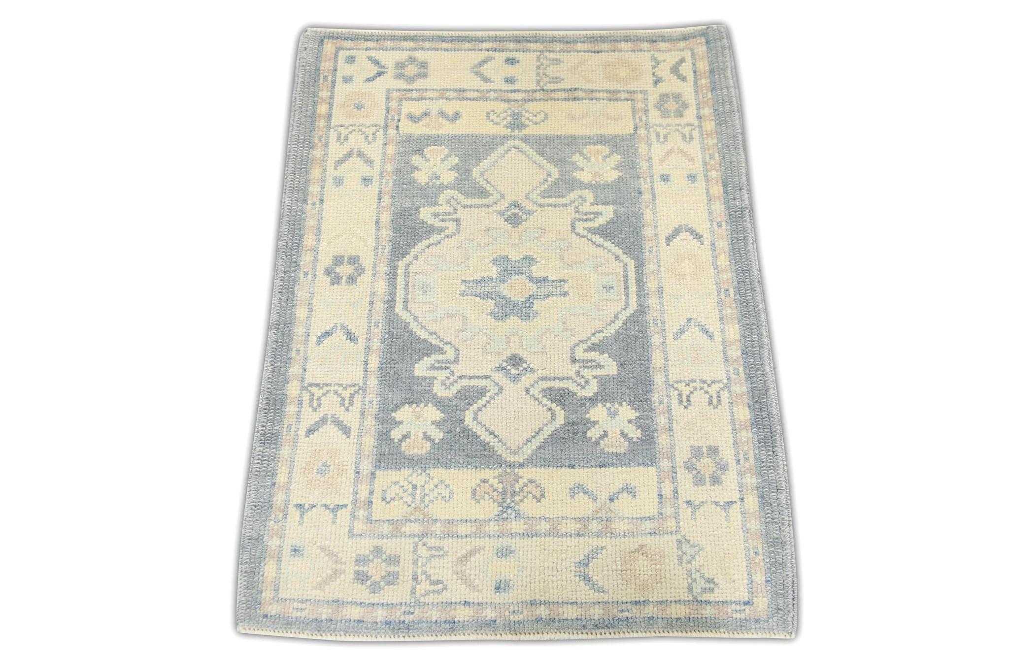 Blauer und rosa geometrischer handgewebter türkischer Oushak-Teppich aus Wolle 2'3