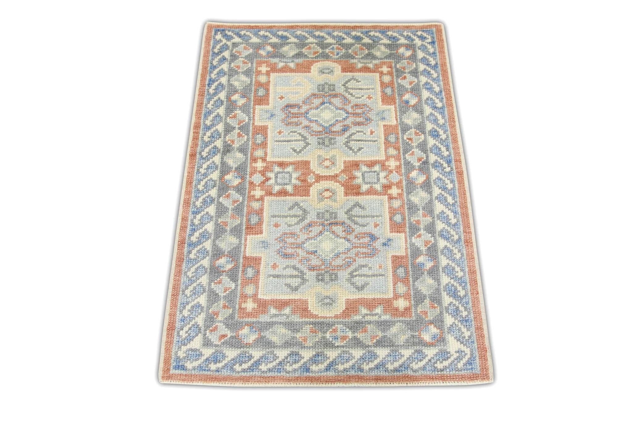 Handgewebter türkischer Oushak-Teppich aus Wolle mit geometrischem Muster in Blau und Rot 2'4