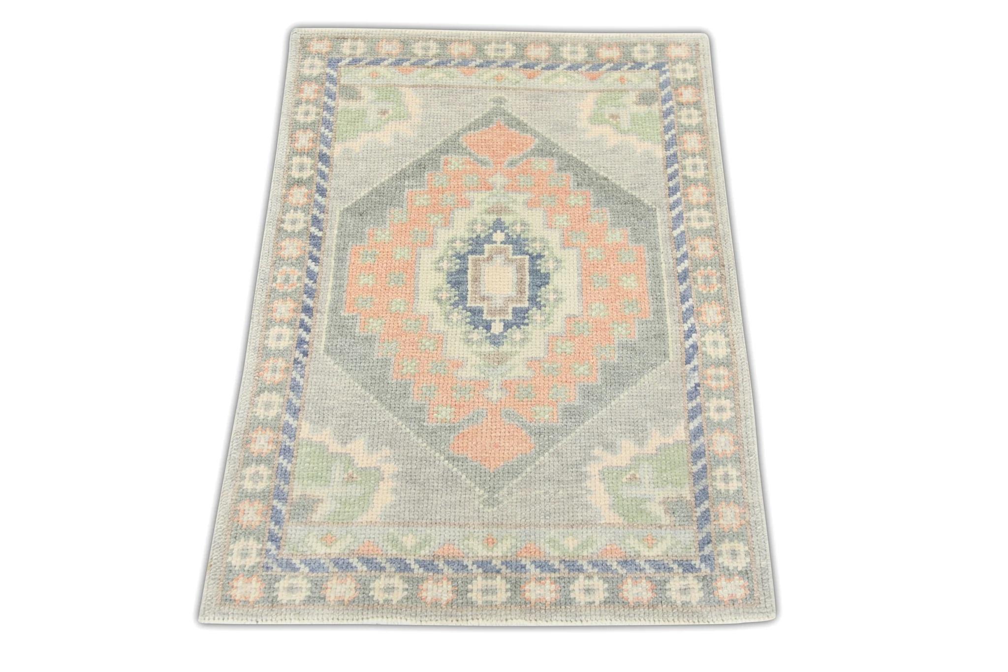 Türkischer Oushak-Teppich aus Wolle mit grünem und lachsfarbenem Medaillon-Design, 2'2