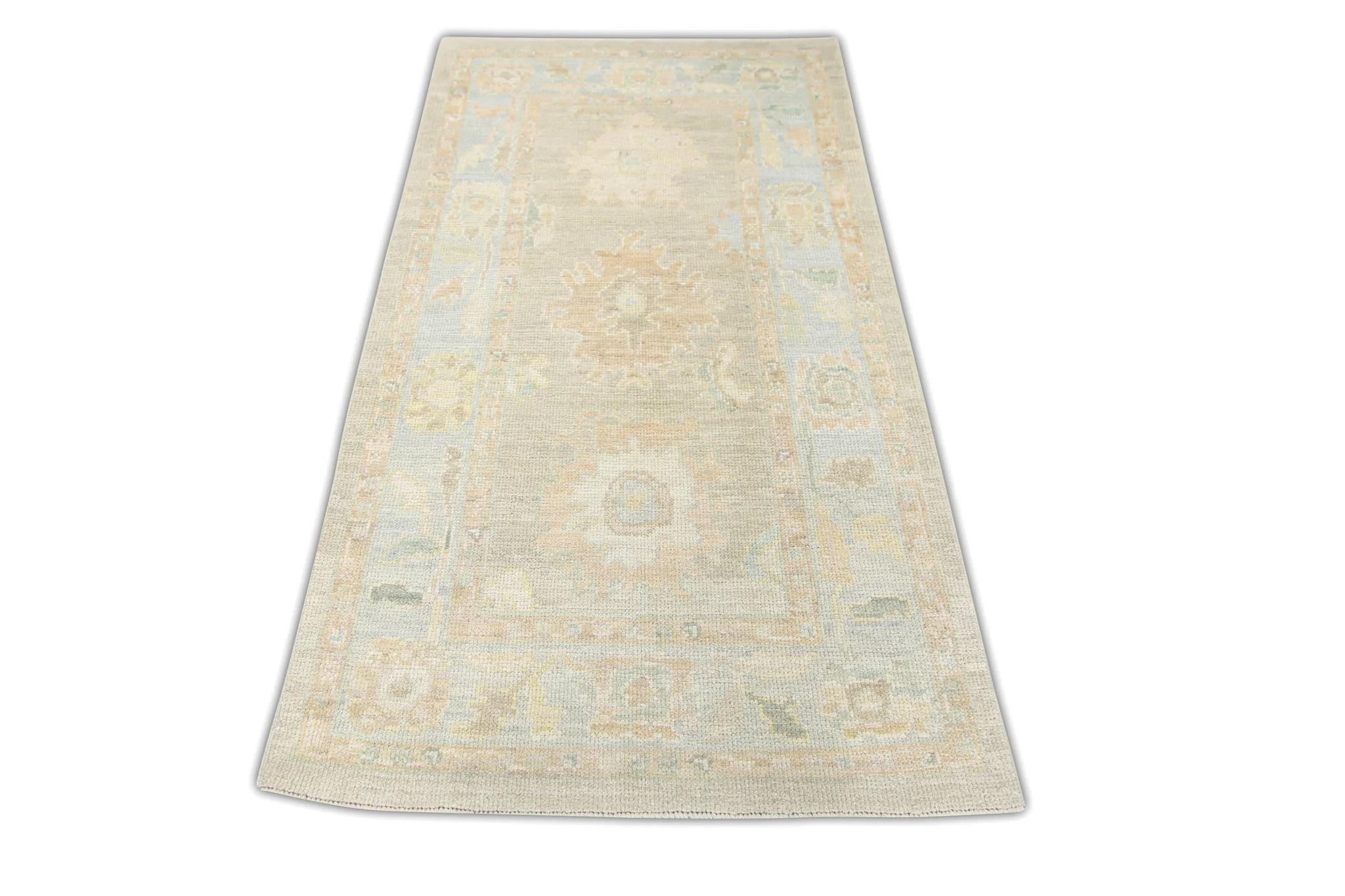 Handgewebter türkischer Oushak-Teppich aus Wolle in Braun und Blau mit Blumenmuster 3' x 5'5