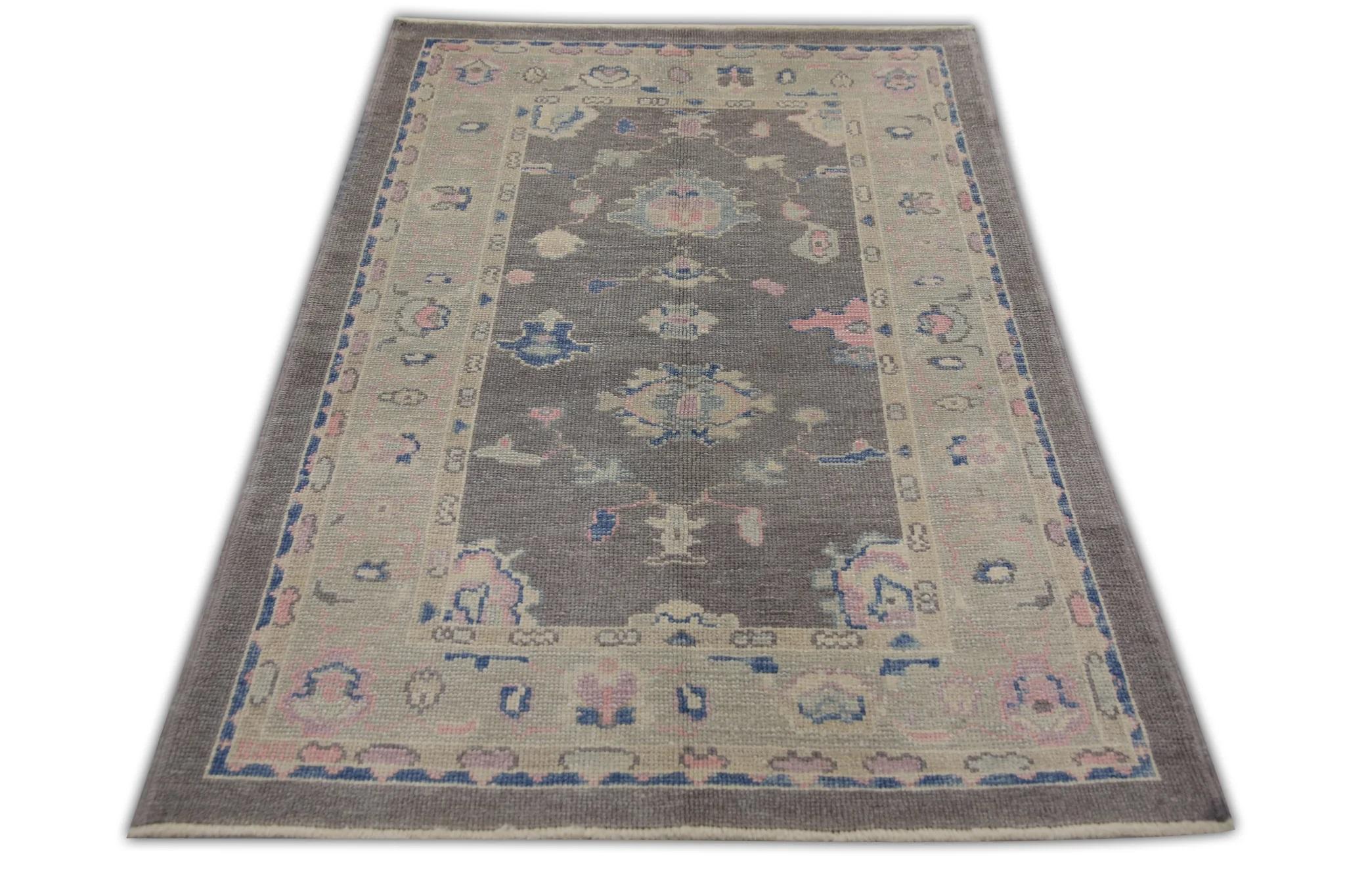 Dunkel Mauve Handgewebter türkischer Oushak-Teppich aus Wolle in farbenfrohem, geblümtem Design 4' x 5'11 (Pflanzlich gefärbt) im Angebot