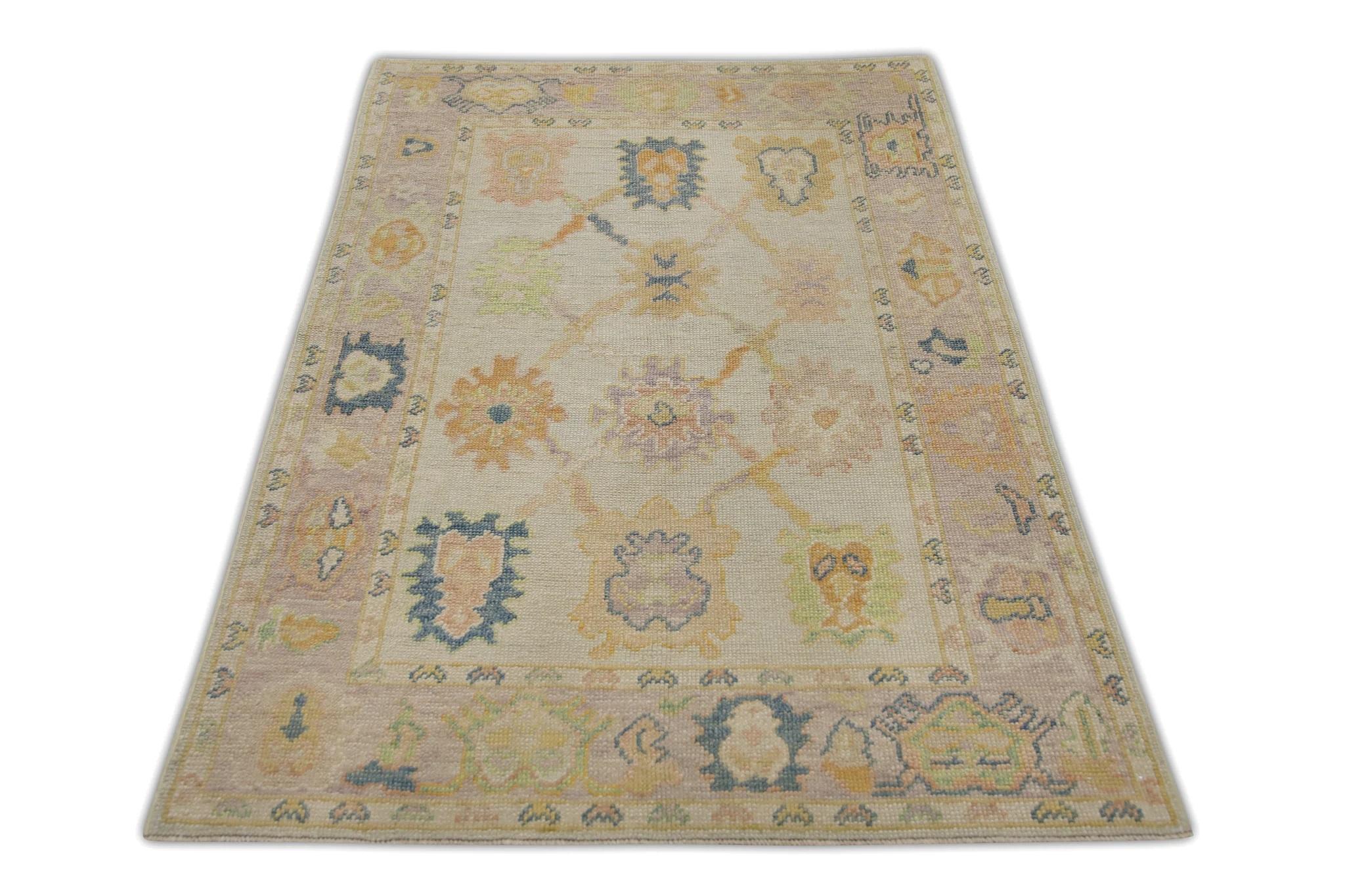 Türkischer Oushak-Teppich aus handgewebter Wolle in Rosa mit mehrfarbigem Blumenmuster 3'10