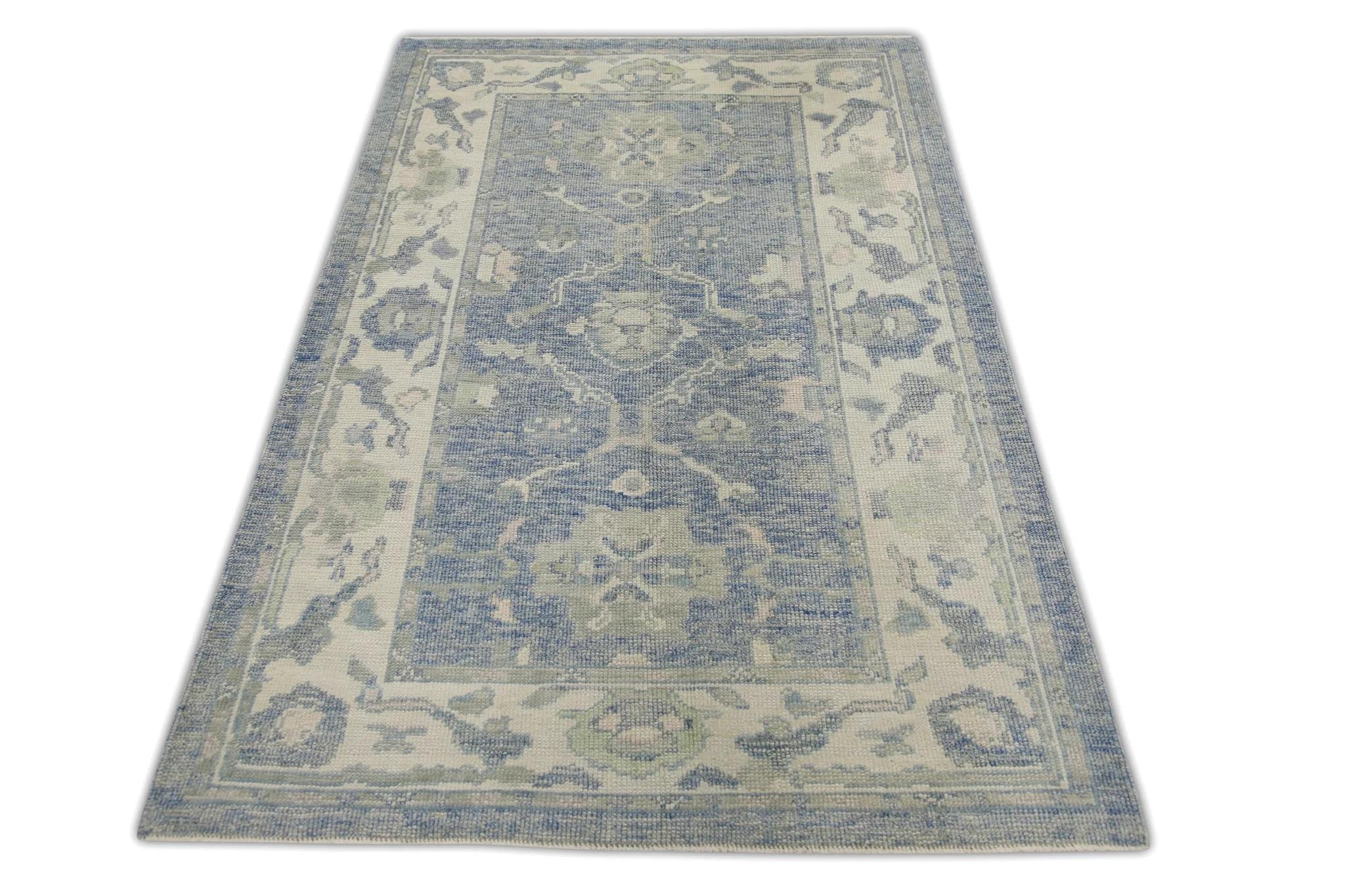 Teinture végétale Tapis turc Oushak en laine bleue tissée à la main avec motif floral vert 4'1