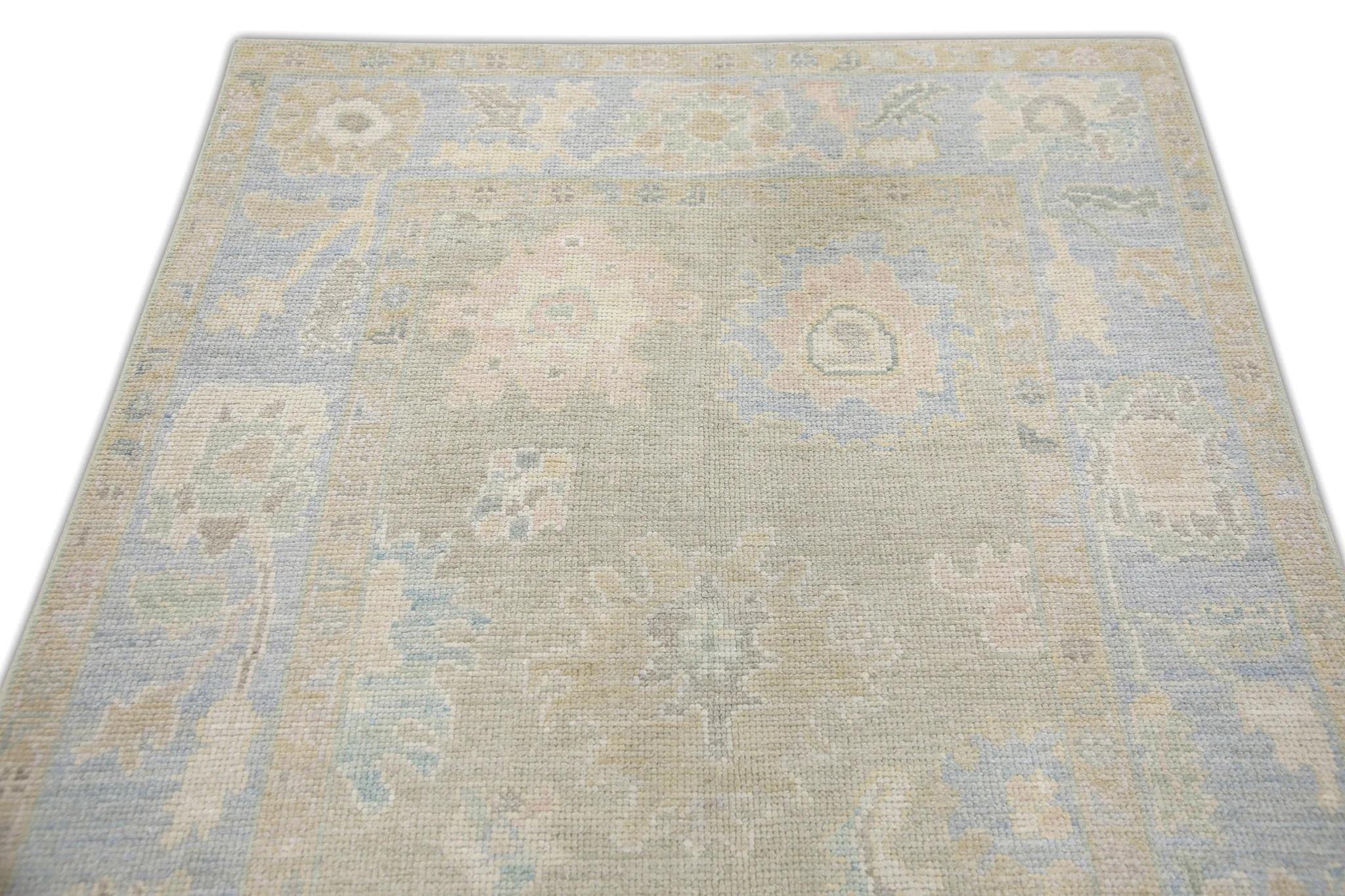 Tintura vegetale Tappeto Oushak turco in lana intrecciata a mano con motivi floreali blu e marrone. in vendita
