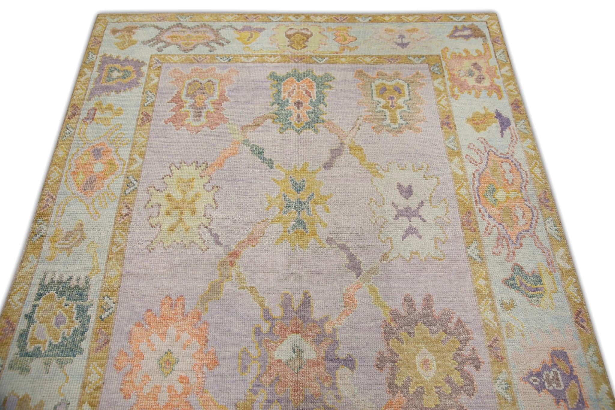 Türkischer Oushak-Teppich aus handgewebter Wolle in Violett mit buntem Blumenmuster 4'10