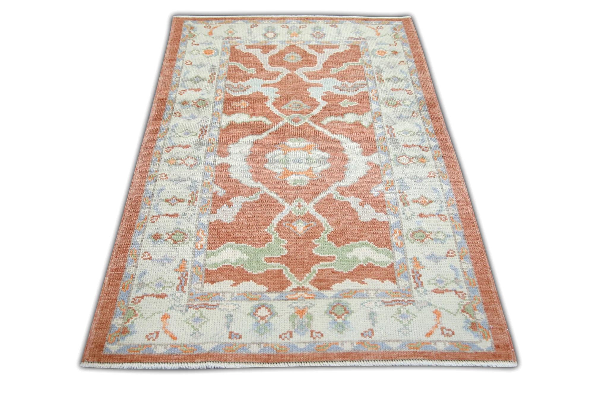 Alfombra Oushak Turca Tejida a Mano Floral en Coral, Crema y Azul 3'2 x 5'1 en Nuevo estado para la venta en Houston, TX